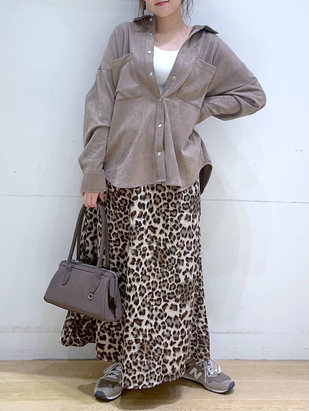 ホワイト系のタンクトップ、ブラウン系のスニーカー、ブラウン系のスカートを着用したレディースの秋コーディネートの9枚目の写真