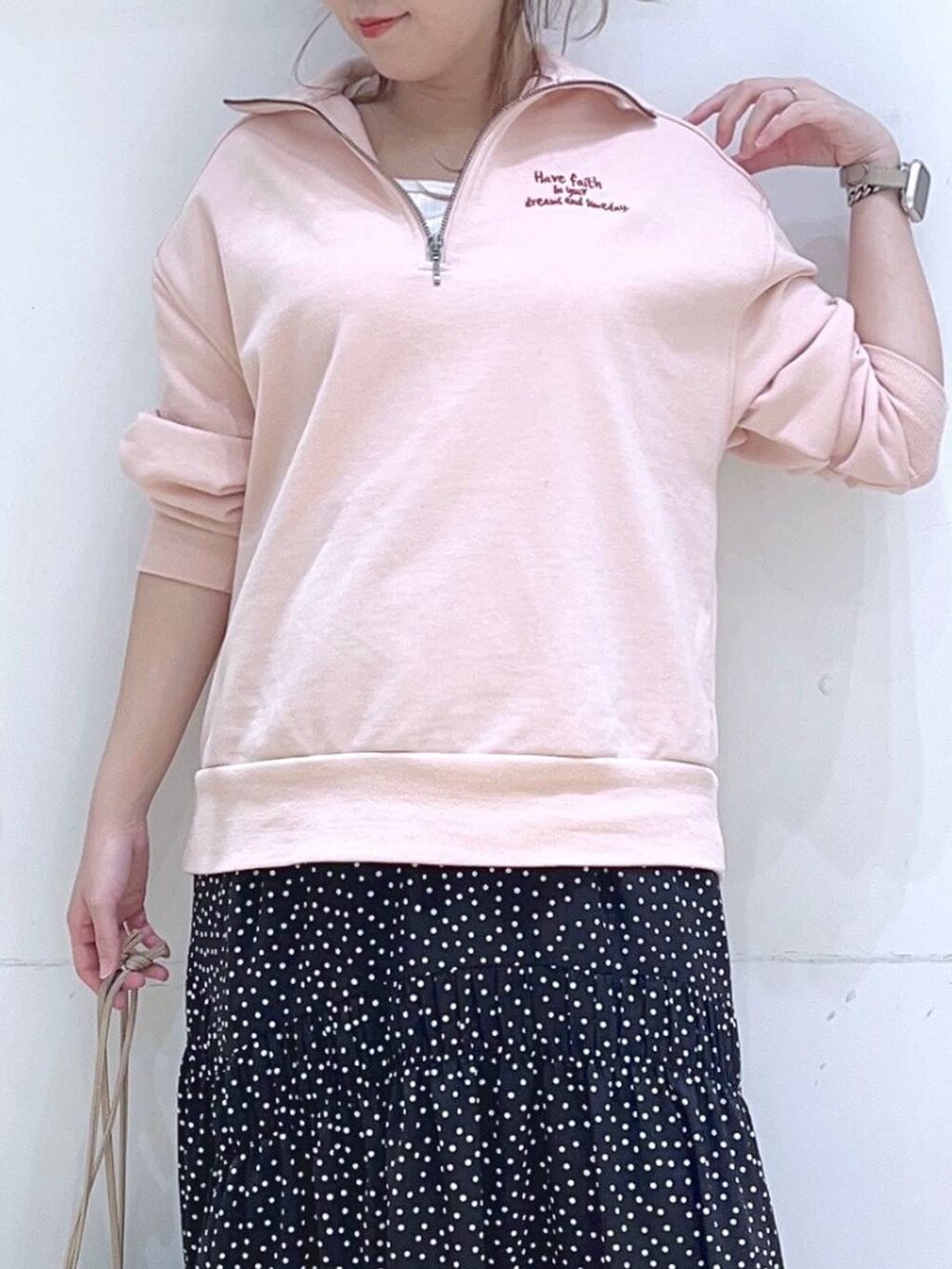 「春コーデ、春色、春服みてみて、スウェット、スカート、カジュアルコーデ、ママコーデ、低身長、着痩せ・細見え、体型カバー、楽ちんコーデ」｜「LAKOLEのプリーツラッフル2WAYショルダーバッグ / 288796（ショルダーバッグ、ベージュ系）」を使った、ヨシピーさん（レディース・154cm）の冬コーディネートの7枚目の写真
