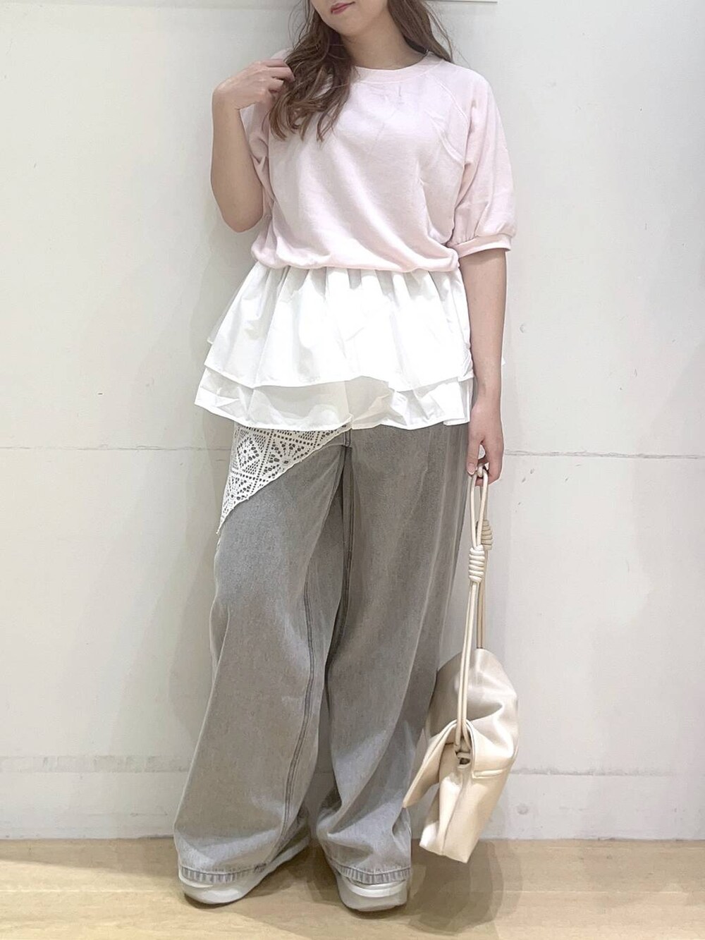 ホワイト系のショルダーバッグ、ホワイト系のバンダナ/スカーフを着用したレディースの夏コーディネートの4枚目の写真