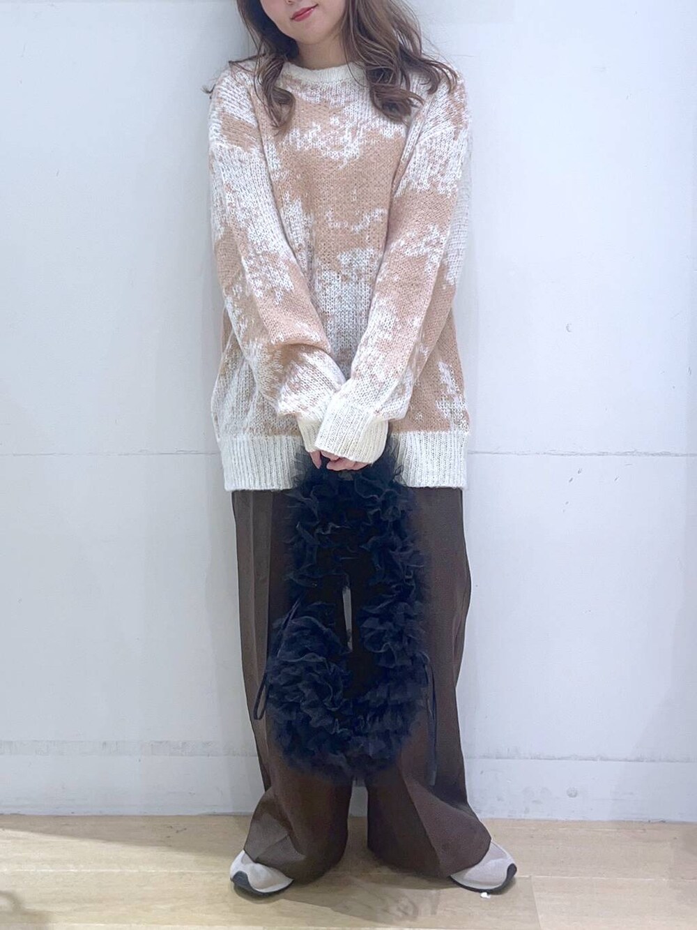 「低身長、着痩せ・細見え、体型カバー、ワイドパンツ、ニット、冬コーデ、カジュアル、カジュアルコーデ、スニーカー」｜「LAKOLEの裏起毛タックイージーパンツ / 248323（その他パンツ、ブラウン系）」を使った、ヨシピーさん（レディース・154cm）の冬コーディネートの3枚目の写真