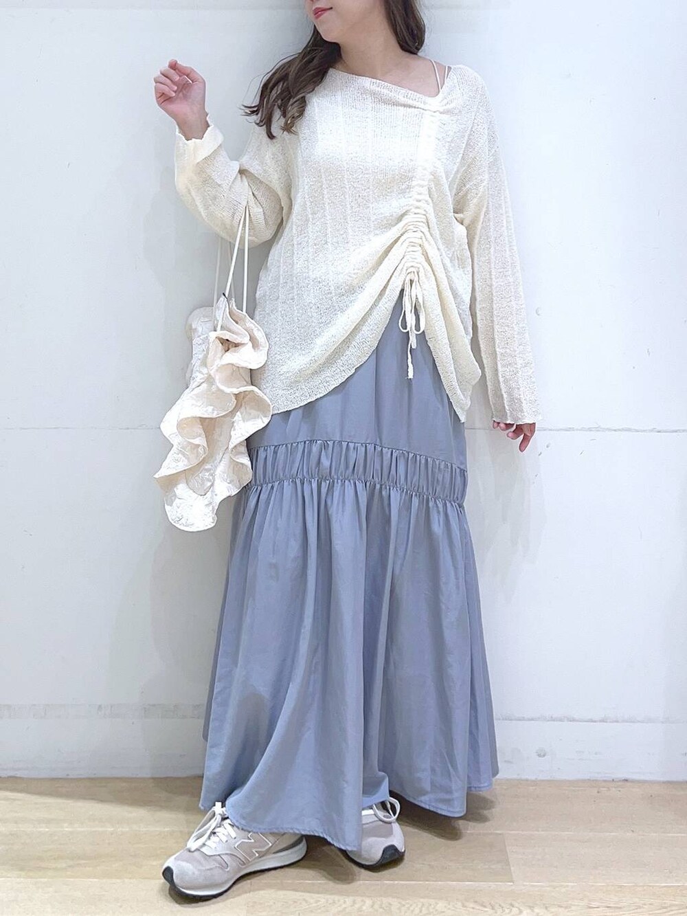 「低身長、着痩せ・細見え、体型カバー、ニット、スカート、春コーデ、春色、春服みてみて、春夏コーデ、フェミニン、カジュアル」｜「LAKOLEのジャガードラッフルボリュームショルダーバッグ / 288655（ショルダーバッグ、ホワイト系）」を使った、ヨシピーさん（レディース・154cm）の冬コーディネートの4枚目の写真
