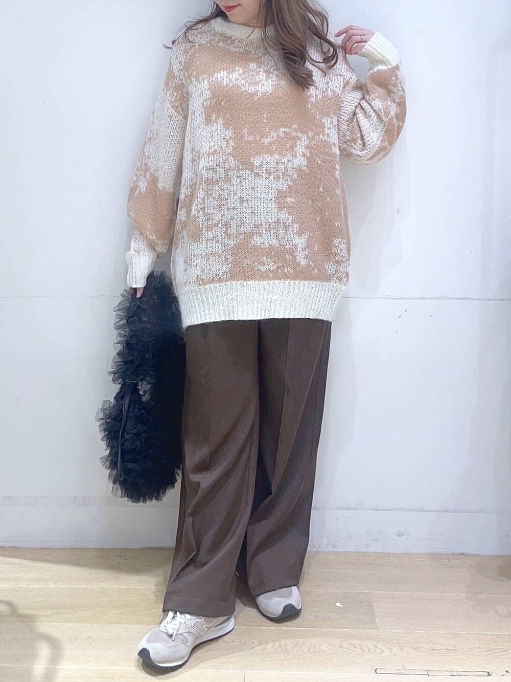 「低身長、着痩せ・細見え、体型カバー、ワイドパンツ、ニット、冬コーデ、カジュアル、カジュアルコーデ、スニーカー」｜「LAKOLEの裏起毛タックイージーパンツ / 248323（その他パンツ、ブラウン系）」を使った、ヨシピーさん（レディース・154cm）の冬コーディネートの9枚目の写真