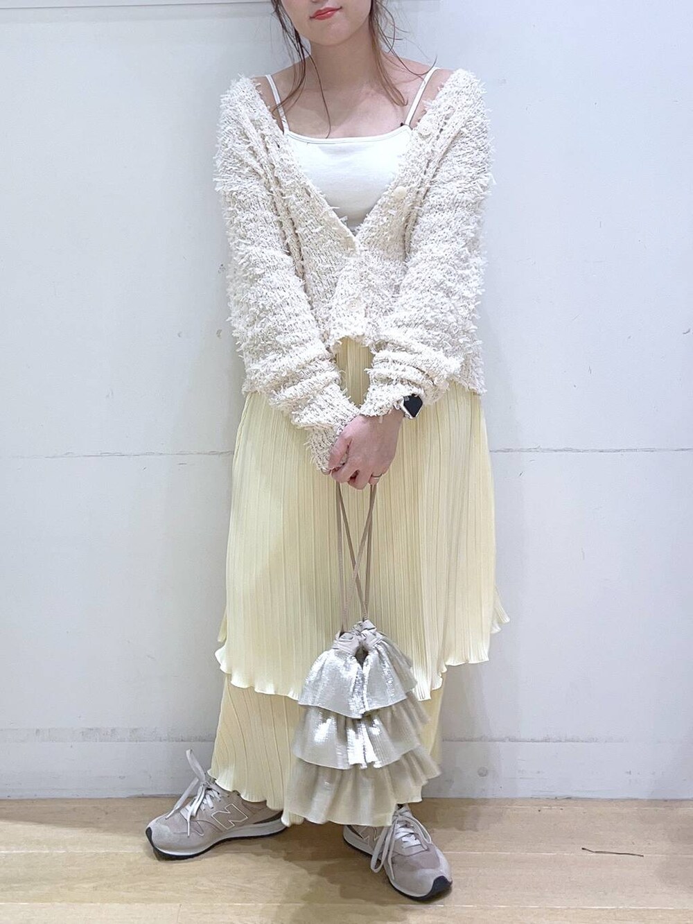 「低身長、着痩せ・細見え、体型カバー、春色、春コーデ、春服みてみて、カーディガン、スカート、デートコーデ、フェミニン」｜「LAKOLEのスクエアネックカップキャミ / 106663（キャミソール、ホワイト系）」を使った、ヨシピーさん（レディース・154cm）の冬コーディネートの4枚目の写真