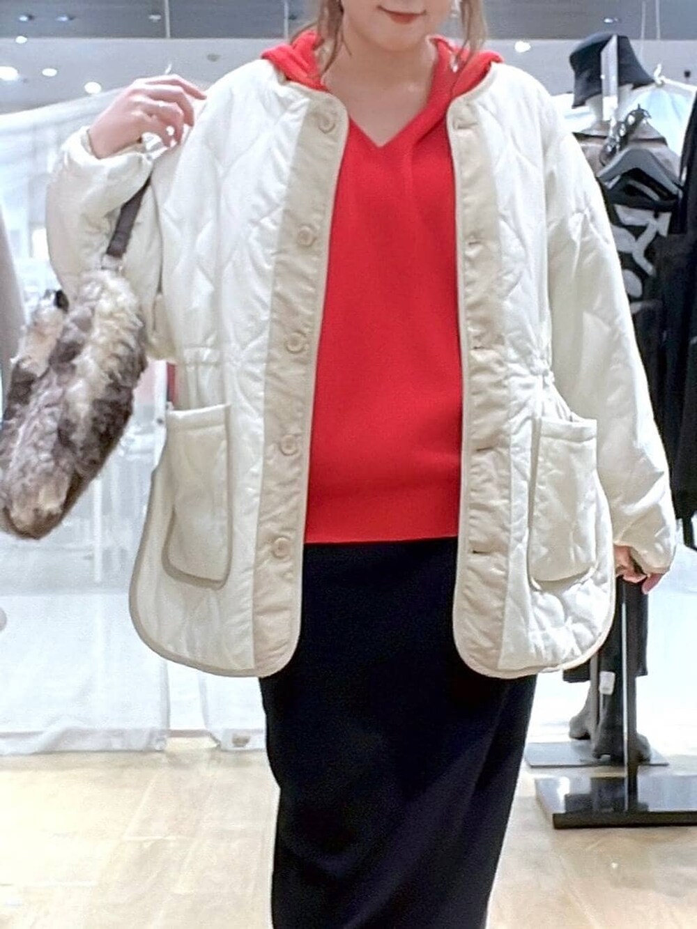 ブラウン系のスニーカー、ベージュ系のブルゾン、レッド系のニット/セーターを着用したレディースの秋コーディネートの7枚目の写真