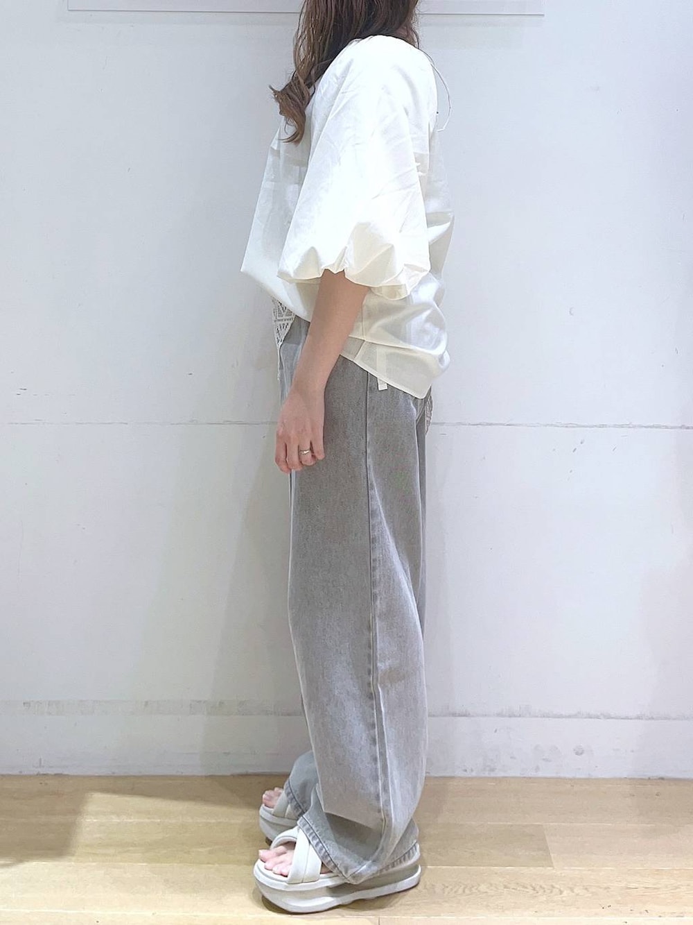 「低身長、カジュアル、夏コーデ、楽ちんコーデ、着痩せ・細見え、体型カバー、ブラウス、デニムパンツ、ワイドパンツ、スカーフ、デートコーデ、カジュアルコーデ、ママコーデ」｜「LAKOLEのヌバック風ミニ巾着ショルダーバッグ / 574751（ショルダーバッグ、レッド系）」を使った、ヨシピーさん（レディース・154cm）の夏コーディネートの4枚目の写真