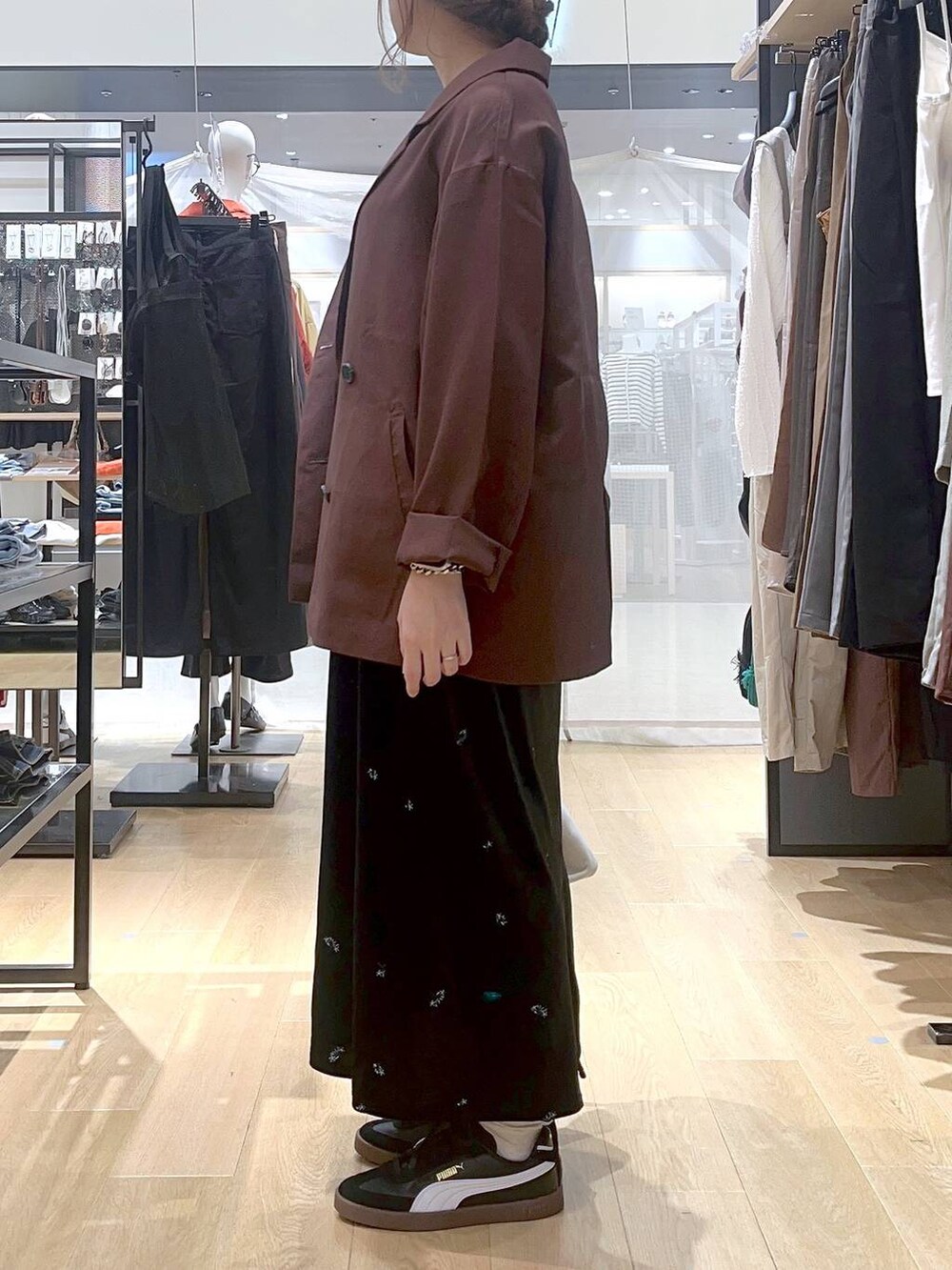 ベージュ系のキャミソール、ホワイト系のショルダーバッグ、レッド系のテーラードジャケットを着用したレディースの秋コーディネートの4枚目の写真