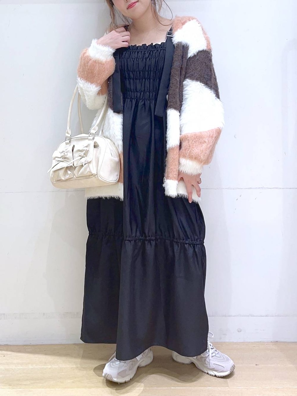 「低身長、着痩せ・細見え、体型カバー、ワンピース、カーディガン、ニット、スニーカー、秋コーデ、秋冬新作、秋服準備はじめました、フェミニン、楽ちんコーデ、ママコーデ」｜「NEW BALANCEの【new balance（ニューバランス)】ML725(WOMEN)（スニーカー、グレー系）」を使った、ヨシピーさん（レディース・154cm）の秋コーディネートの2枚目の写真