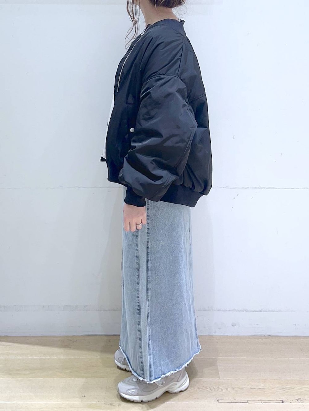 「春コーデ、低身長、着痩せ・細見え、体型カバー、MA-1、アウター、ニット、スカート、カジュアル、カジュアルコーデ、女子ウケ、ママコーデ、楽ちんコーデ」｜「NEW BALANCEの【new balance（ニューバランス)】ML725(WOMEN)（スニーカー、グレー系）」を使った、ヨシピーさん（レディース・154cm）の冬コーディネートの6枚目の写真