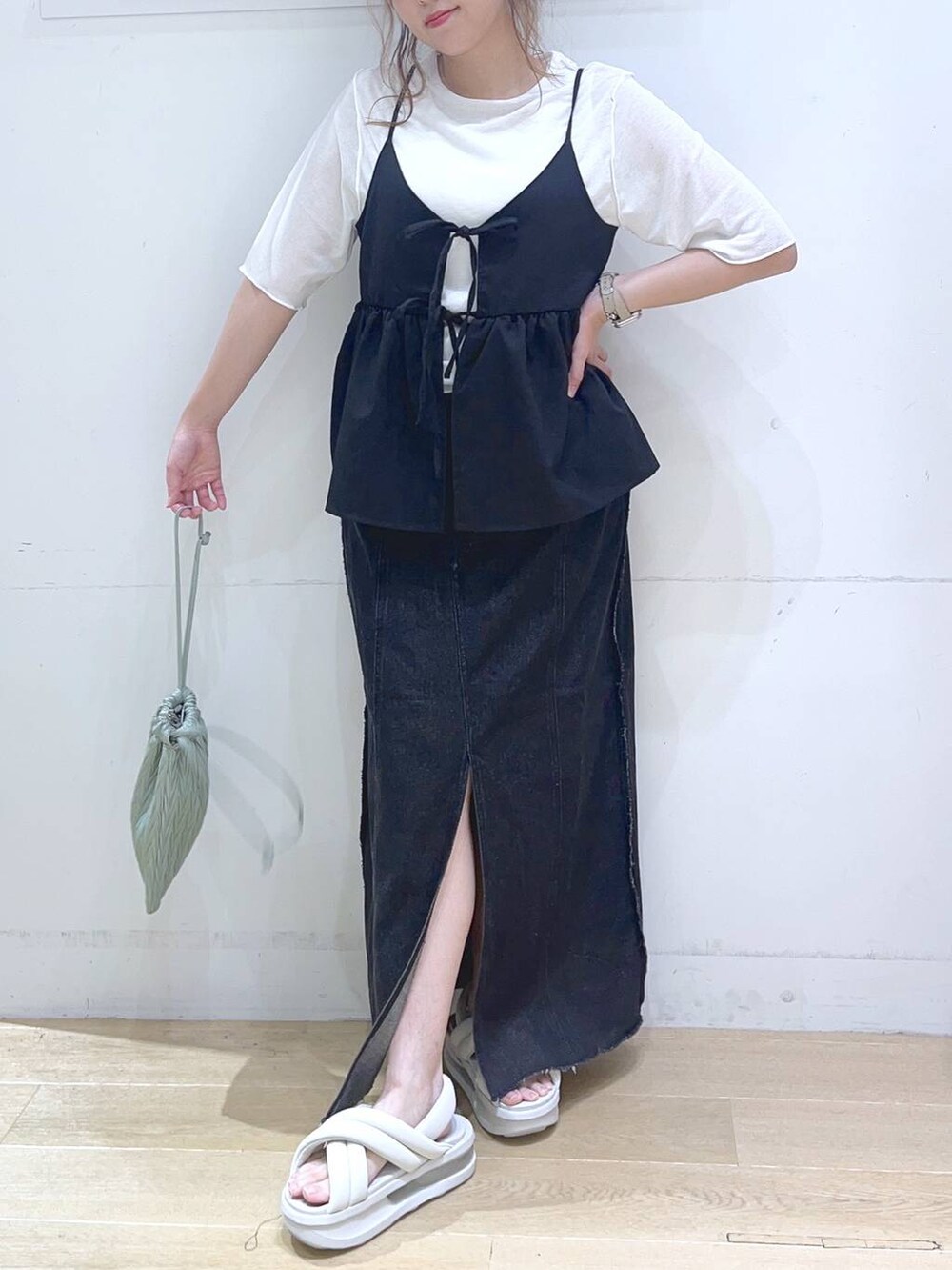 「低身長、着痩せ・細見え、体型カバー、モノトーン、カジュアルコーデ、女子ウケ、デートコーデ、ママコーデ、楽ちんコーデ、夏コーデ」｜「LAKOLEのシアーメロウ半袖T / 129237（Tシャツ/カットソー、ホワイト系）」を使った、ヨシピーさん（レディース・154cm）の夏コーディネートの9枚目の写真