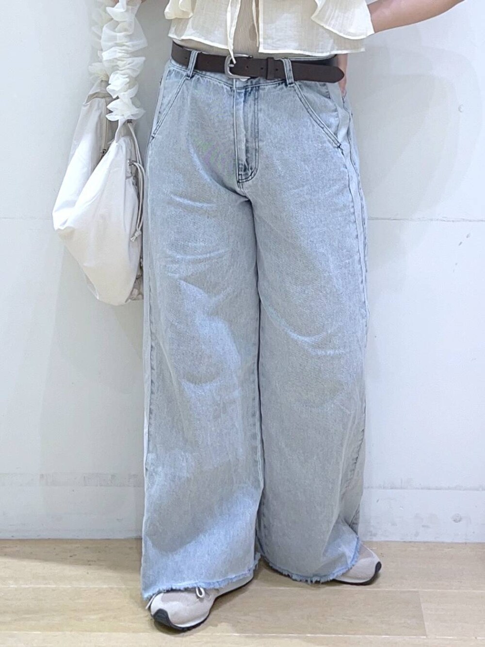 「低身長、着痩せ・細見え、体型カバー、ワイドパンツ、デニムパンツ、ビスチェ、夏コーデ、カジュアル、フェミニン、楽ちんコーデ、ママコーデ、デートコーデ、女子会」｜「LAKOLEのサイドラインデニムパンツ / 124570（デニムパンツ、ブルー系）」を使った、ヨシピーさん（レディース・154cm）の夏コーディネートの8枚目の写真