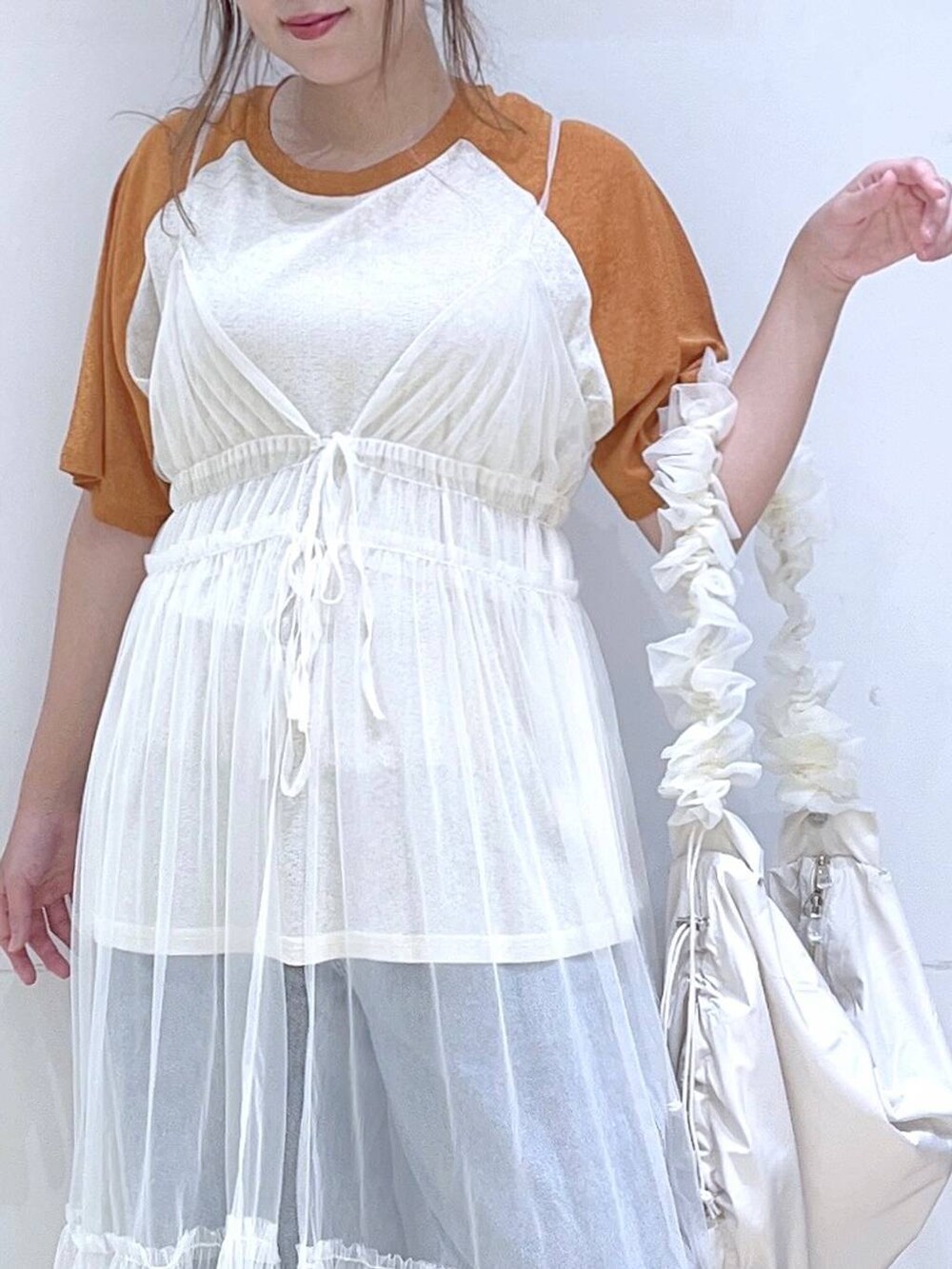 「ワイドパンツ、Tシャツ、低身長、着痩せ・細見え、体型カバー、ワンピース、デニムパンツ、夏コーデ、楽ちんコーデ、カジュアル、カジュアルコーデ、ママコーデ」｜「LAKOLEのチュールキャミワンピース / 102233（ワンピース、ホワイト系）」を使った、ヨシピーさん（レディース・154cm）の夏コーディネートの7枚目の写真