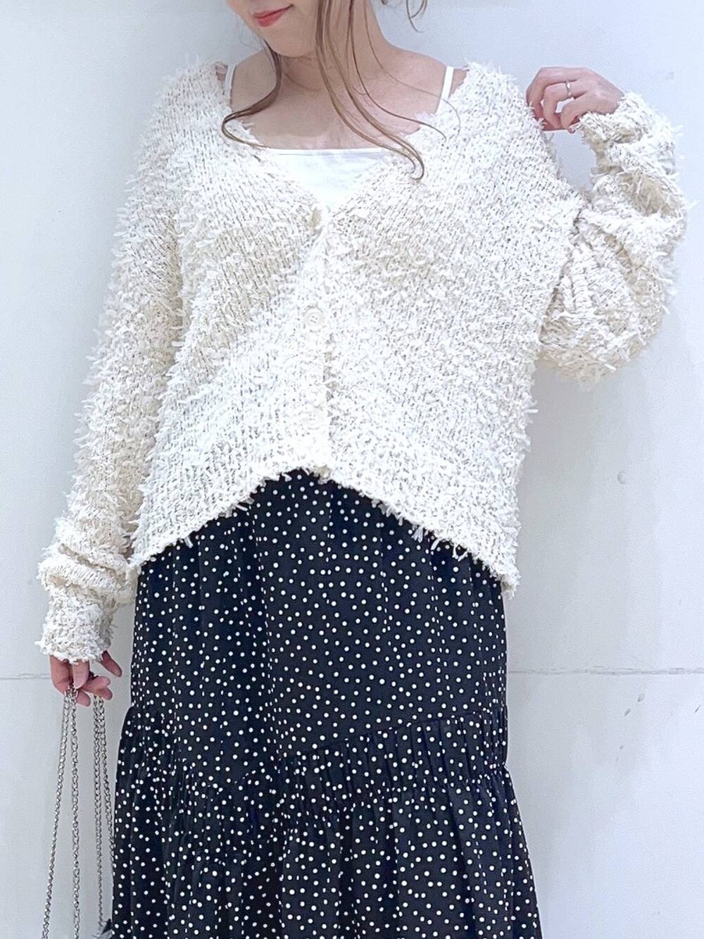 「低身長、着痩せ・細見え、体型カバー、カーディガン、デートコーデ、楽ちんコーデ、スカート、春コーデ、フェミニン」｜「LAKOLEのスクエアネックカップキャミ / 106663（キャミソール、ホワイト系）」を使った、ヨシピーさん（レディース・154cm）の冬コーディネートの6枚目の写真