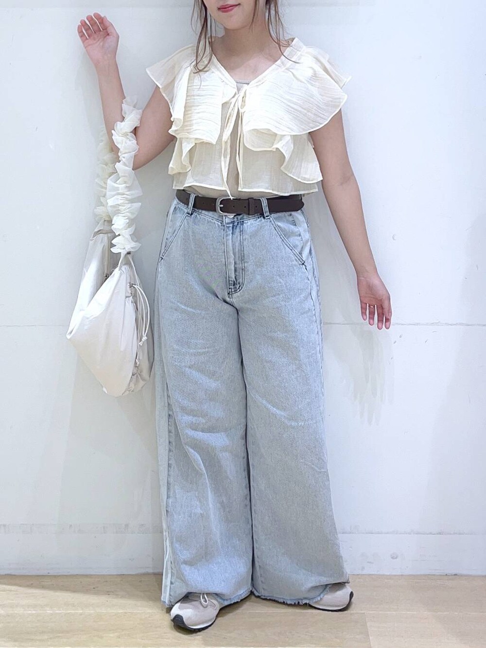 「低身長、着痩せ・細見え、体型カバー、ワイドパンツ、デニムパンツ、ビスチェ、夏コーデ、カジュアル、フェミニン、楽ちんコーデ、ママコーデ、デートコーデ、女子会」｜「LAKOLEのサイドラインデニムパンツ / 124570（デニムパンツ、ブルー系）」を使った、ヨシピーさん（レディース・154cm）の夏コーディネートの9枚目の写真