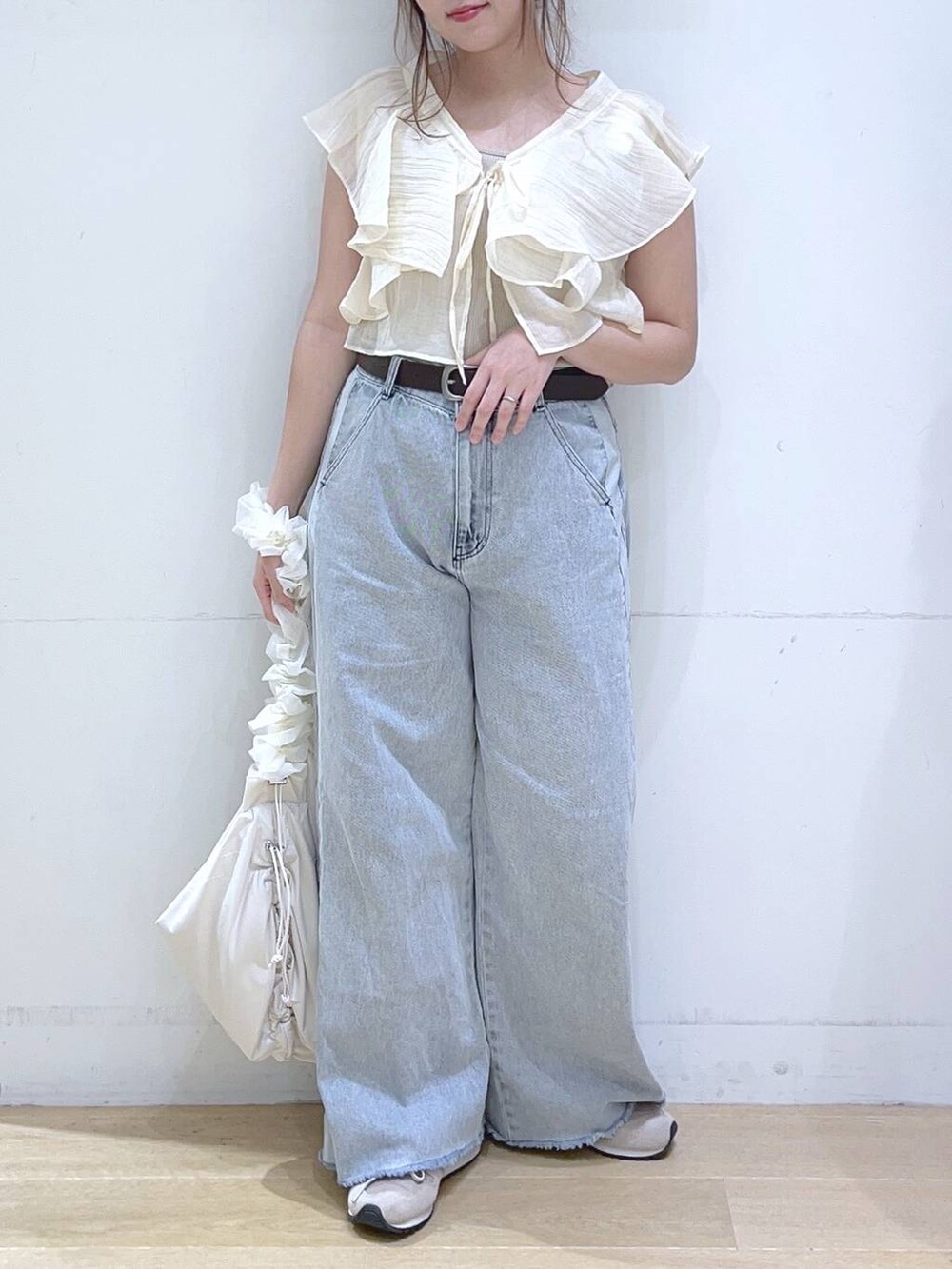 「低身長、着痩せ・細見え、体型カバー、ワイドパンツ、デニムパンツ、ビスチェ、夏コーデ、カジュアル、フェミニン、楽ちんコーデ、ママコーデ、デートコーデ、女子会」｜「LAKOLEのサイドラインデニムパンツ / 124570（デニムパンツ、ブルー系）」を使った、ヨシピーさん（レディース・154cm）の夏コーディネートの5枚目の写真