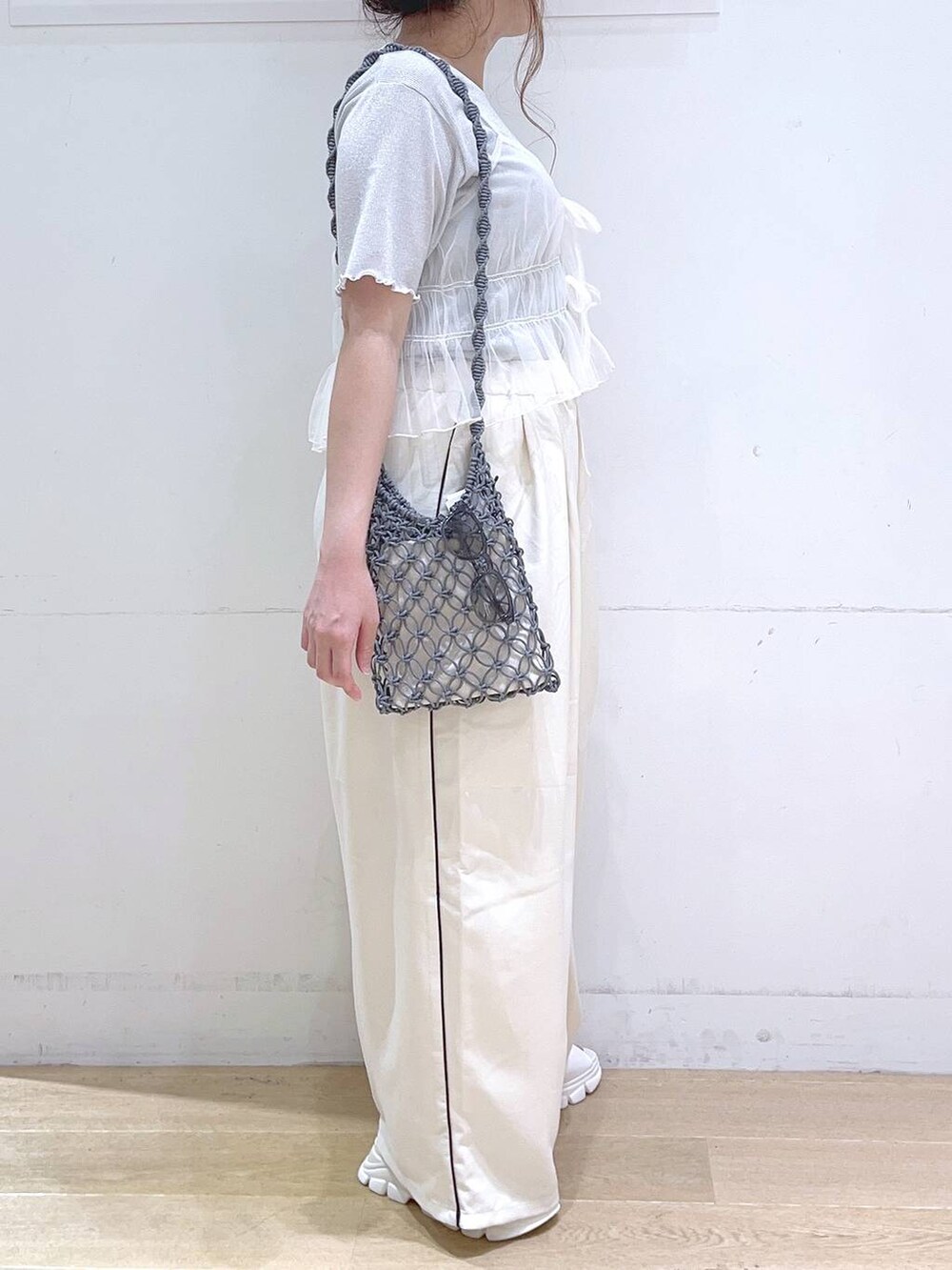 ホワイト系のサンダル、ホワイト系のキャミソール、グレー系のショルダーバッグを着用したレディースの夏コーディネートの5枚目の写真
