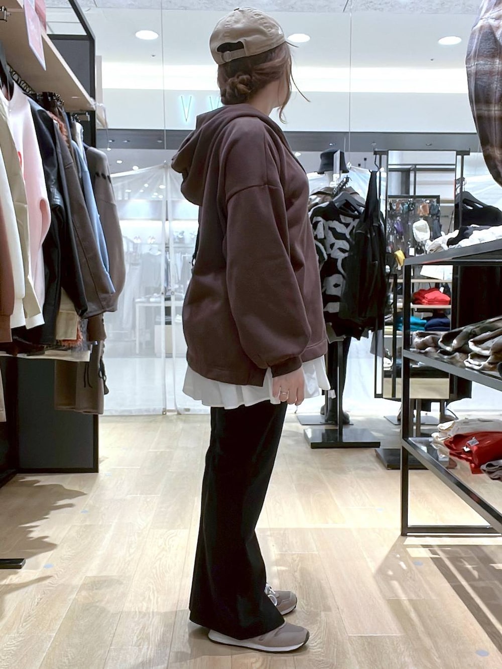 ブラウン系のスニーカー、ホワイト系のTシャツ/カットソー、ブラック系のその他パンツを着用したレディースの秋コーディネートの5枚目の写真