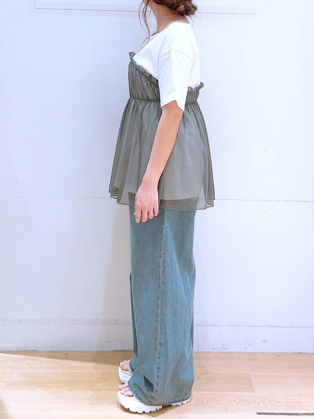 「低身長、着痩せ・細見え、体型カバー、デニムパンツ、ワイドパンツ、Tシャツ、夏コーデ、カジュアル、カジュアルコーデ、ママコーデ、女子会」｜「LAKOLEのウエストフックデニムパンツ / 120686（デニムパンツ、ブルー系）」を使った、ヨシピーさん（レディース・154cm）の春コーディネートの4枚目の写真