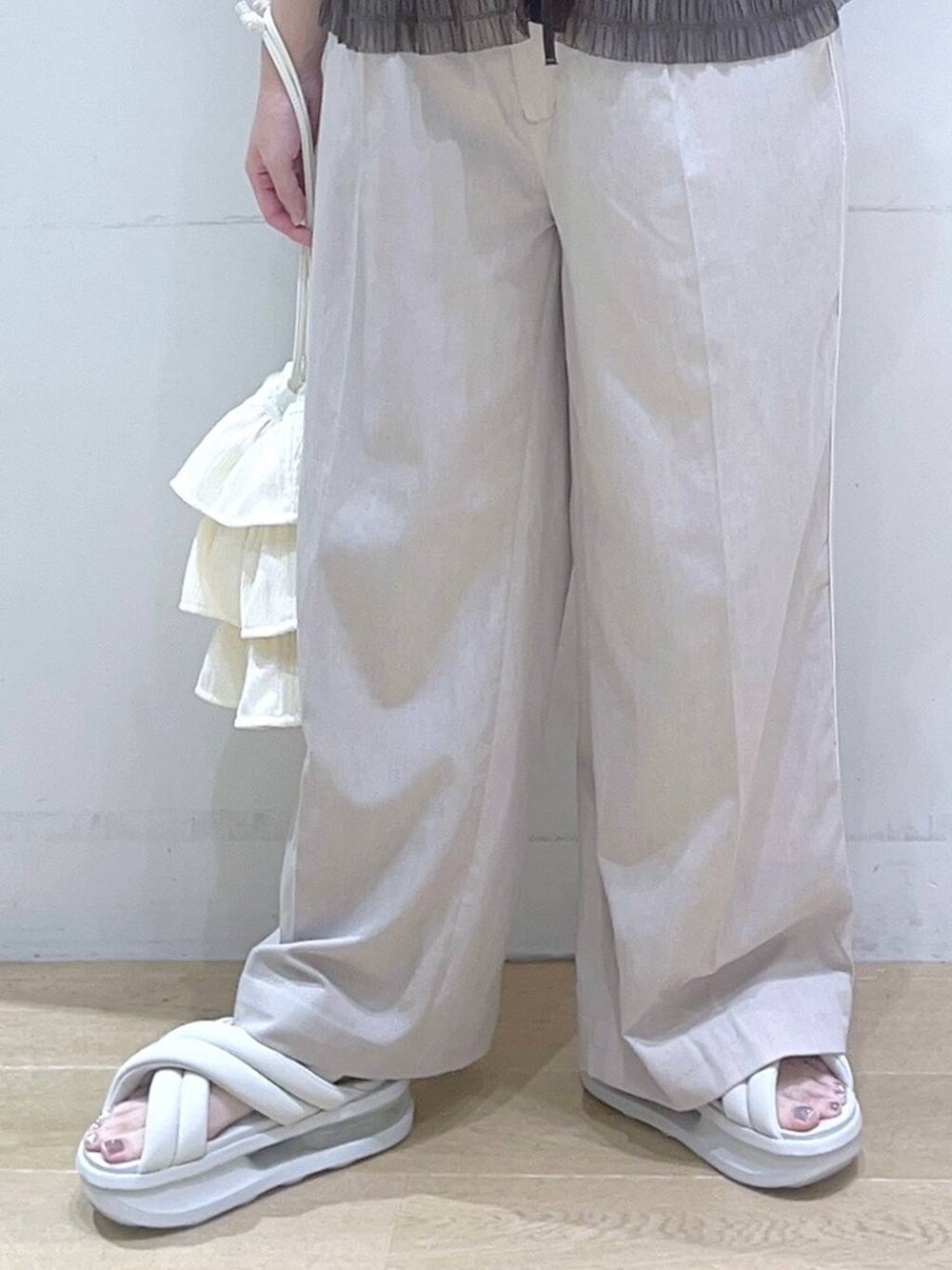 「シンプルコーデ、ベーシック/シンプル、ブラウス、ワイドパンツ、カジュアル、フェミニン、楽ちんコーデ、低身長、着痩せ・細見え、ママコーデ、夏コーデ、体型カバー」｜「LAKOLEのサイドラインスラックスパンツ / 131983（スラックス、ベージュ系）」を使った、ヨシピーさん（レディース・154cm）の夏コーディネートの7枚目の写真