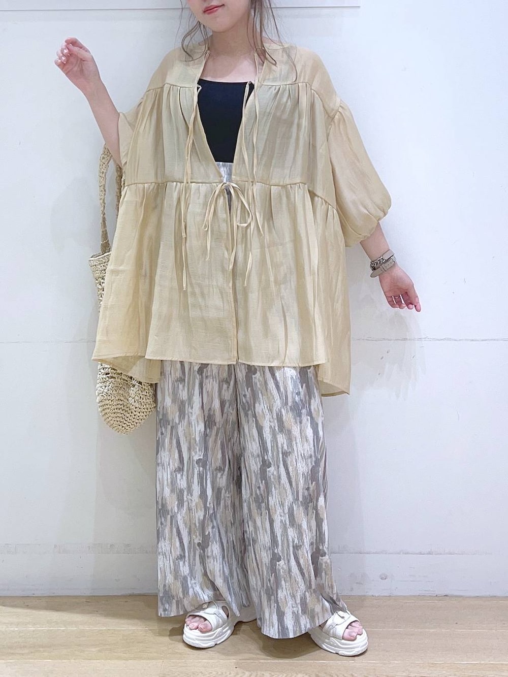 ホワイト系のサンダル、ホワイト系のトートバッグ、ベージュ系のその他パンツを着用したレディースの春コーディネートの9枚目の写真