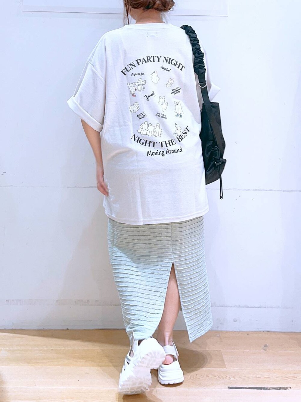 「低身長、着痩せ・細見え、体型カバー、カジュアル、カジュアルコーデ、夏コーデ、Tシャツ、スカート、サンダル、ママコーデ、女子ウケ」｜「LAKOLEの3ドロストラージショルダーバッグ / 253062（ショルダーバッグ、ブラック系）」を使った、ヨシピーさん（レディース・154cm）の春コーディネートの5枚目の写真