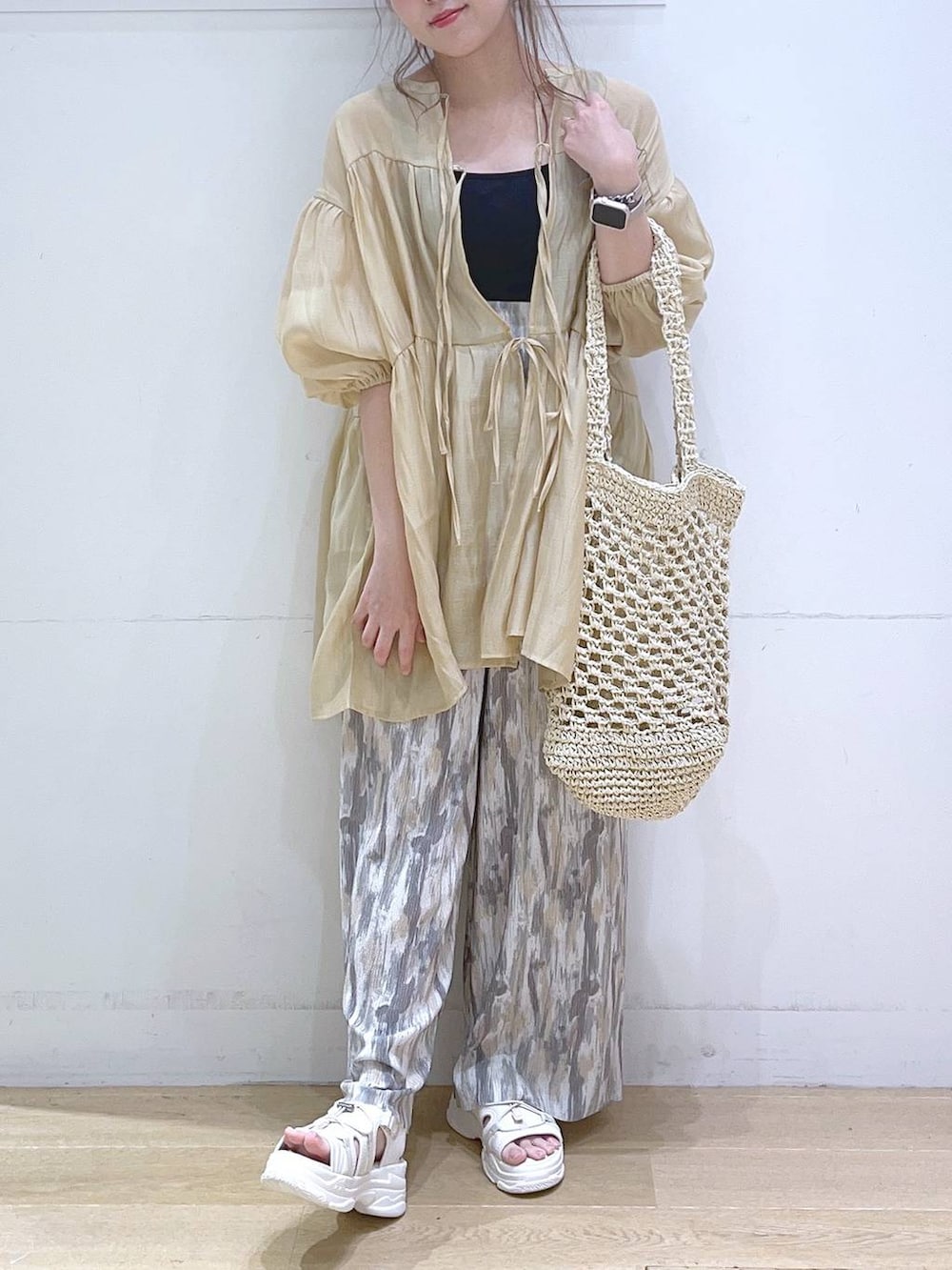 ホワイト系のサンダル、ホワイト系のトートバッグ、ベージュ系のその他パンツを着用したレディースの春コーディネートの3枚目の写真