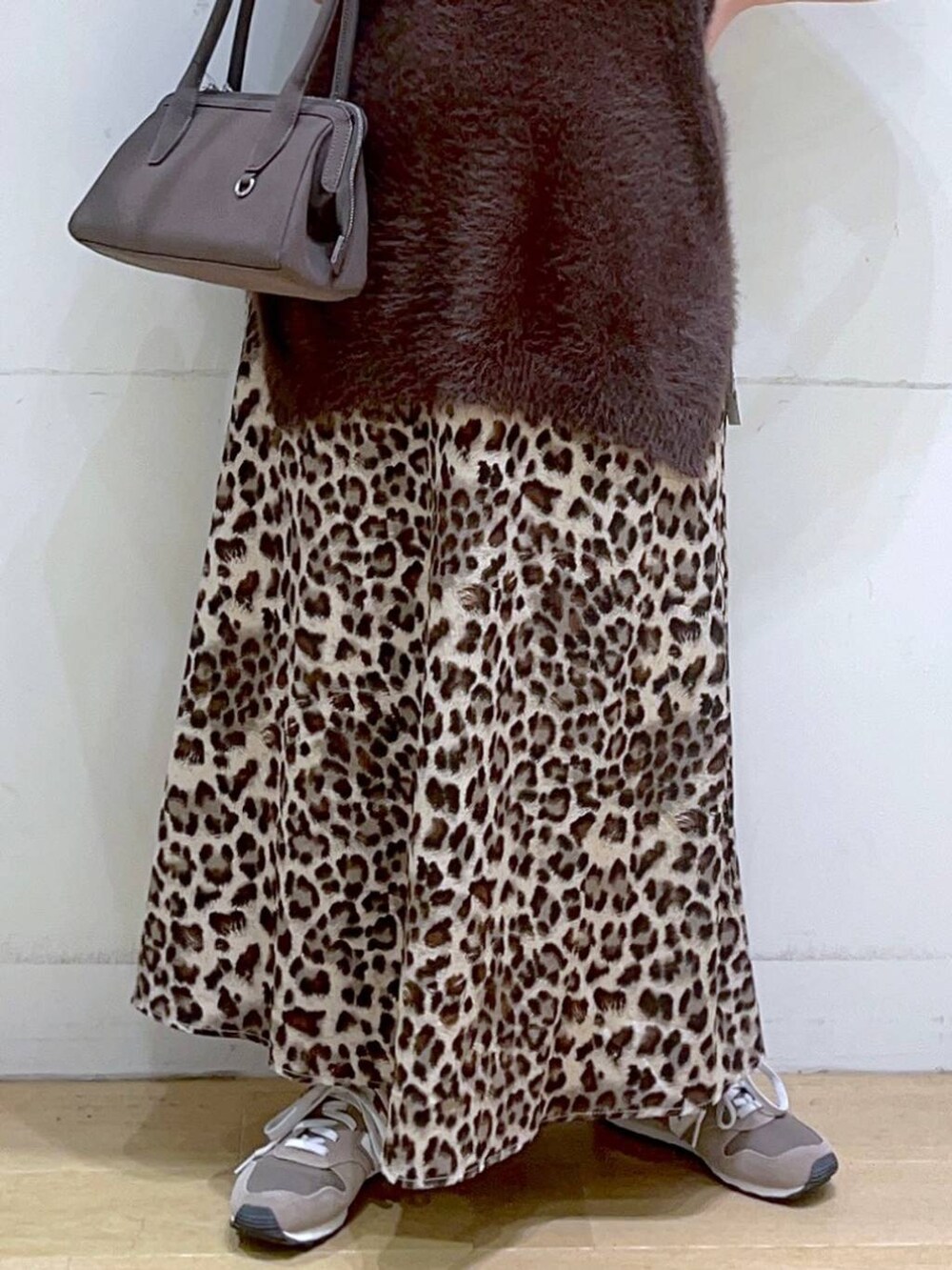 ホワイト系のタンクトップ、ブラウン系のスニーカー、ブラウン系のベストを着用したレディースの秋コーディネートの8枚目の写真