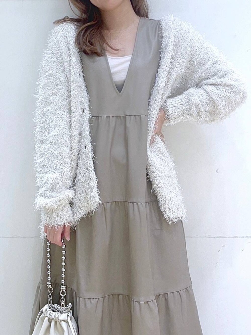 「低身長、着痩せ・細見え、体型カバー、ワンピース、カーディガン、ニット、秋コーデ、冬コーデ、秋服準備はじめました、フェミニン、デートコーデ、ブーツ、ママコーデ、楽ちんコーデ」｜「LAKOLEのチェーンハンドル2WAYショルダーバッグ / 132223（ショルダーバッグ、ベージュ系）」を使った、ヨシピーさん（レディース・154cm）の秋コーディネートの6枚目の写真