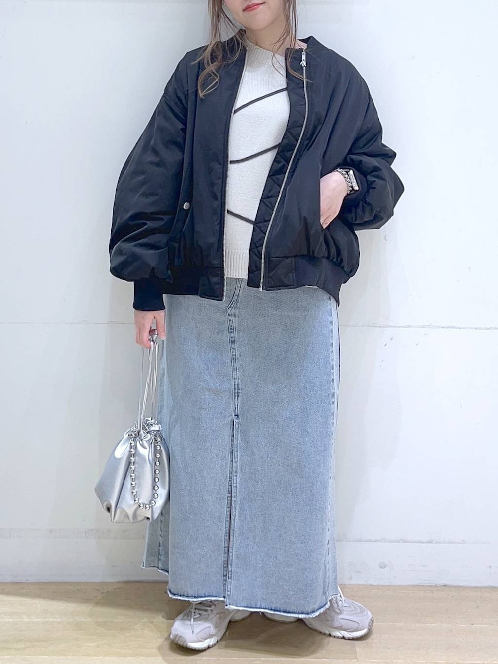 「春コーデ、低身長、着痩せ・細見え、体型カバー、MA-1、アウター、ニット、スカート、カジュアル、カジュアルコーデ、女子ウケ、ママコーデ、楽ちんコーデ」｜「NEW BALANCEの【new balance（ニューバランス)】ML725(WOMEN)（スニーカー、グレー系）」を使った、ヨシピーさん（レディース・154cm）の冬コーディネートの9枚目の写真