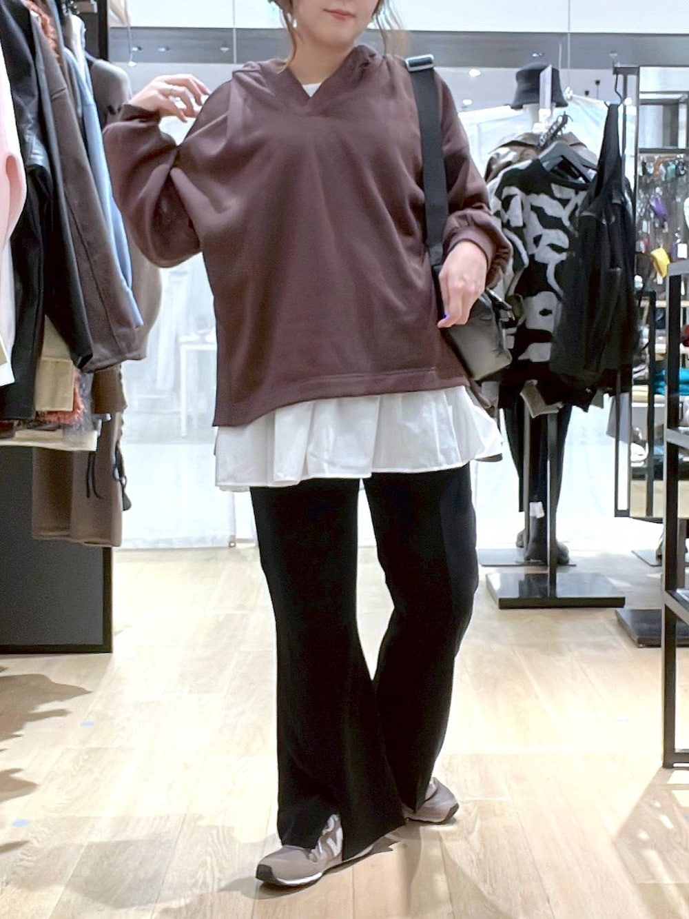 ブラウン系のスニーカー、ホワイト系のTシャツ/カットソー、ブラック系のその他パンツを着用したレディースの秋コーディネートの2枚目の写真