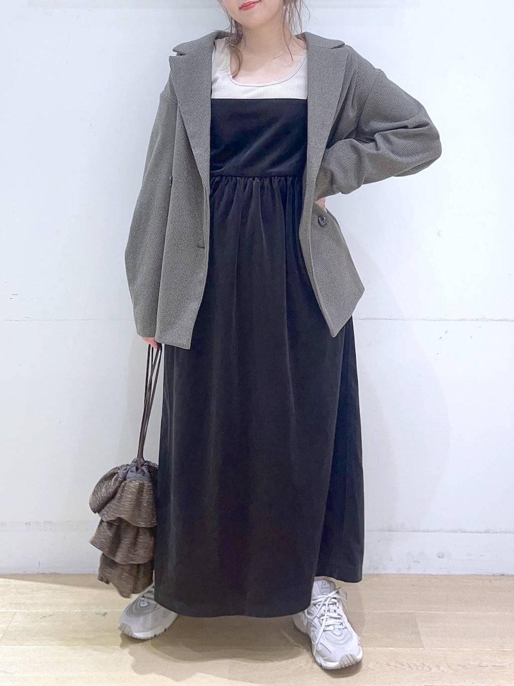 「低身長、着痩せ・細見え、体型カバー、ワンピース、コート、ジャケット、アウター、冬コーデ、フェミニン、カジュアル、カジュアルコーデ、デートコーデ、楽ちんコーデ、ママコーデ」｜「NEW BALANCEの【new balance（ニューバランス)】ML725(WOMEN)（スニーカー、グレー系）」を使った、ヨシピーさん（レディース・154cm）の冬コーディネートの4枚目の写真