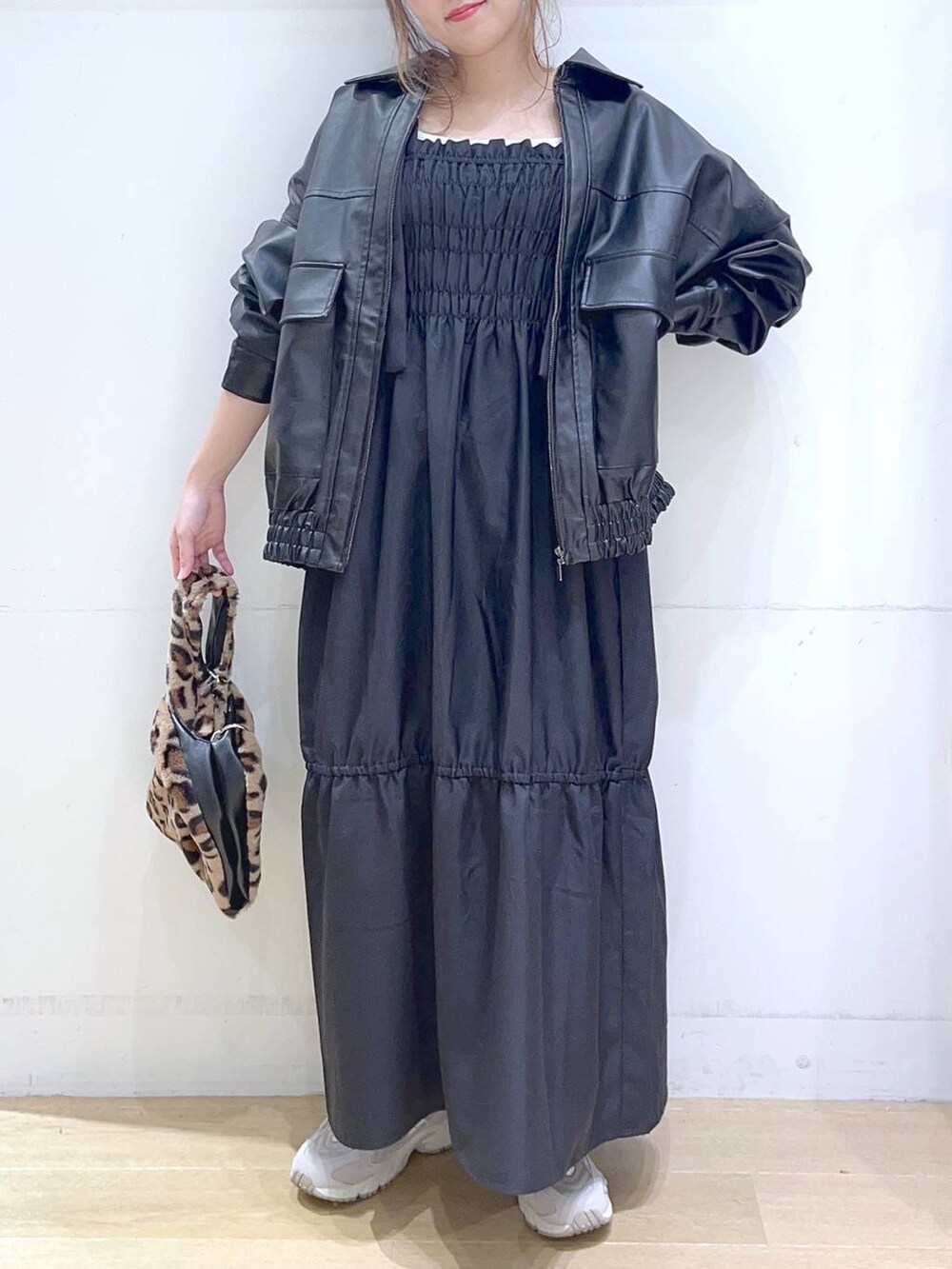 「カジュアル、フェミニン、秋コーデ、秋冬新作、秋服準備はじめました、ママコーデ、楽ちんコーデ、低身長、着痩せ・細見え、体型カバー、ワンピース、レザー、ジャケット、アウター」｜「NEW BALANCEの【new balance（ニューバランス)】ML725(WOMEN)（スニーカー、グレー系）」を使った、ヨシピーさん（レディース・154cm）の秋コーディネートの2枚目の写真