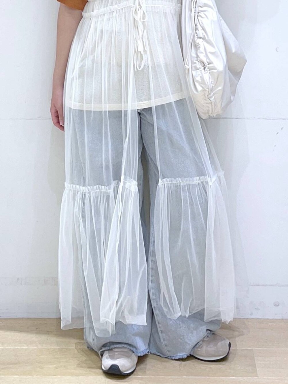 「ワイドパンツ、Tシャツ、低身長、着痩せ・細見え、体型カバー、ワンピース、デニムパンツ、夏コーデ、楽ちんコーデ、カジュアル、カジュアルコーデ、ママコーデ」｜「LAKOLEのチュールキャミワンピース / 102233（ワンピース、ホワイト系）」を使った、ヨシピーさん（レディース・154cm）の夏コーディネートの8枚目の写真