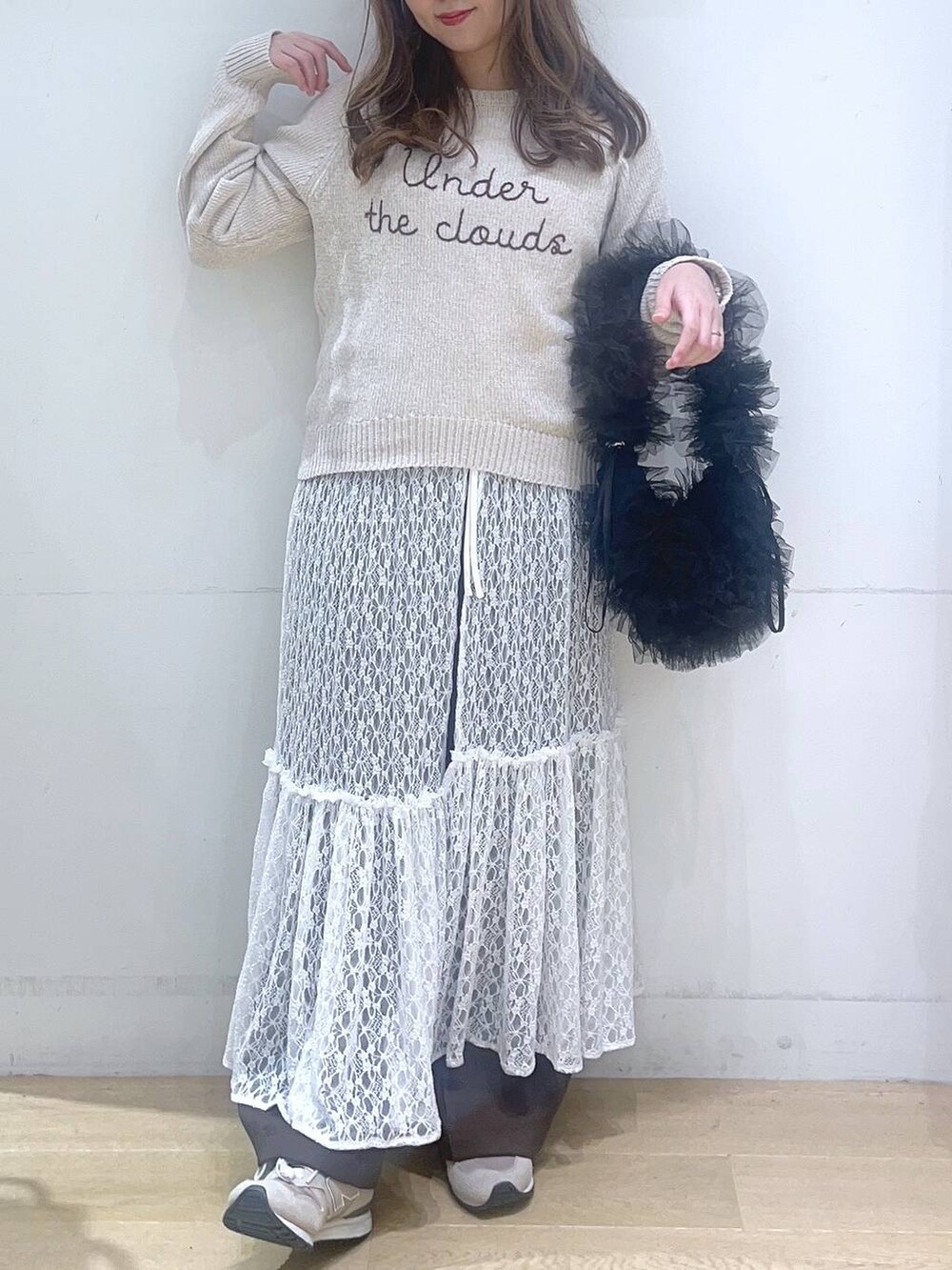 「低身長、着痩せ・細見え、体型カバー、キャミワンピース、ニット、ワイドパンツ、冬コーデ、カジュアル、カジュアルコーデ、フェミニン、女子ウケ、女子会」｜「LAKOLEの刺繍ロゴモールニットプルオーバー / 203749（ニット/セーター、ベージュ系）」を使った、ヨシピーさん（レディース・154cm）の冬コーディネートの5枚目の写真