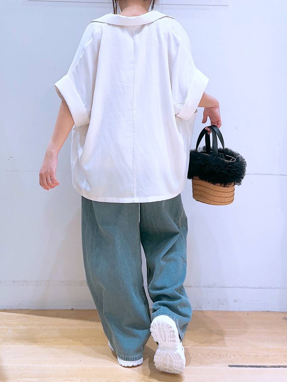 「低身長、着痩せ・細見え、体型カバー、デニムパンツ、ジャケット、ベスト、カジュアル、カジュアルコーデ、夏コーデ、ベーシック/シンプル」｜「LAKOLEのウエストフックデニムパンツ / 120686（デニムパンツ、ブルー系）」を使った、ヨシピーさん（レディース・154cm）の春コーディネートの5枚目の写真