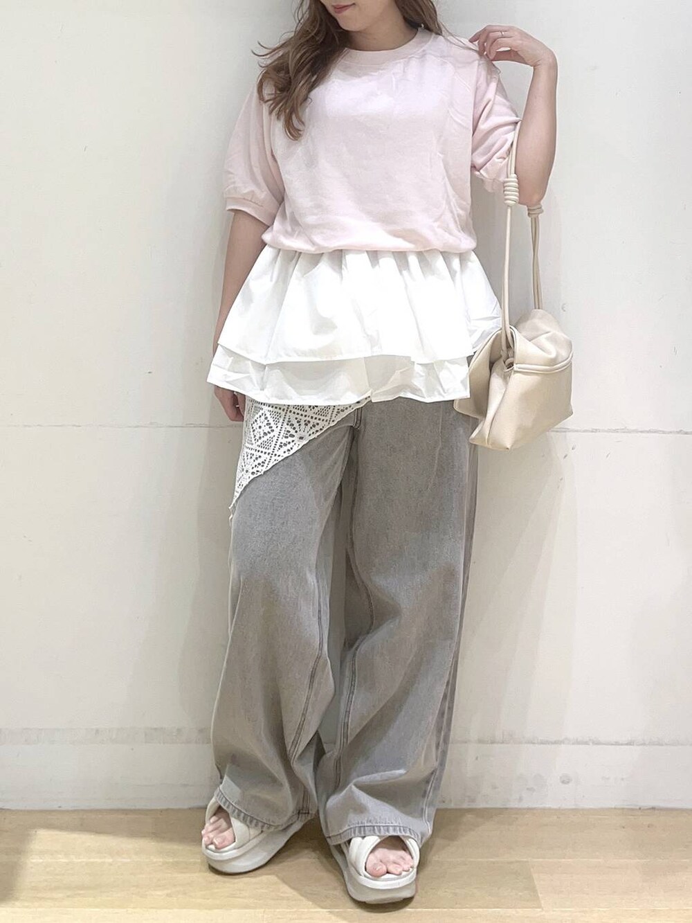 ホワイト系のショルダーバッグ、ホワイト系のバンダナ/スカーフを着用したレディースの夏コーディネートの2枚目の写真