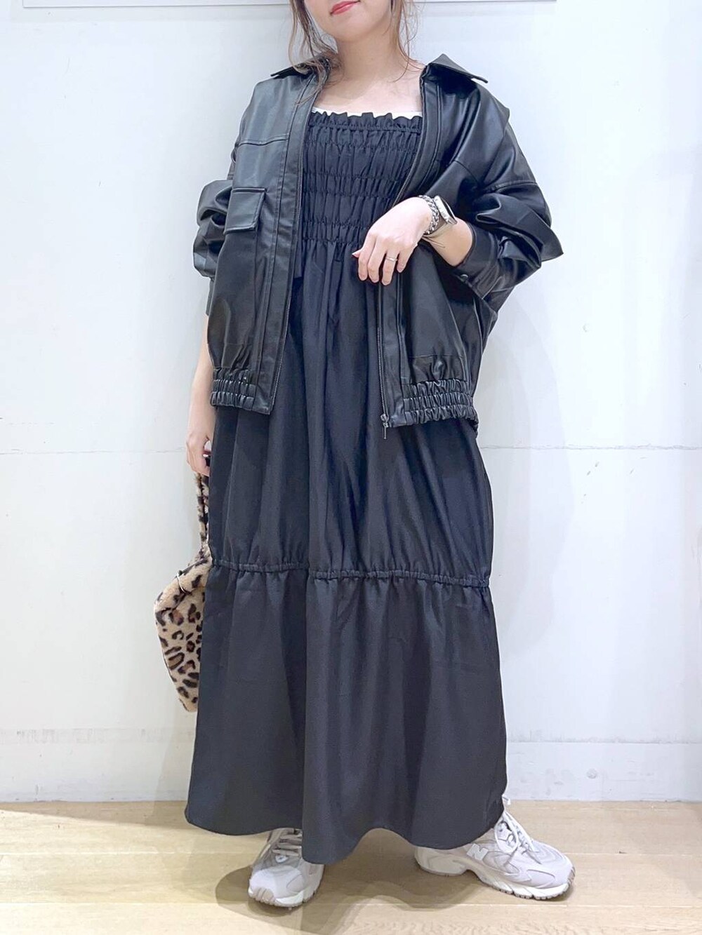 「カジュアル、フェミニン、秋コーデ、秋冬新作、秋服準備はじめました、ママコーデ、楽ちんコーデ、低身長、着痩せ・細見え、体型カバー、ワンピース、レザー、ジャケット、アウター」｜「NEW BALANCEの【new balance（ニューバランス)】ML725(WOMEN)（スニーカー、グレー系）」を使った、ヨシピーさん（レディース・154cm）の秋コーディネートの5枚目の写真