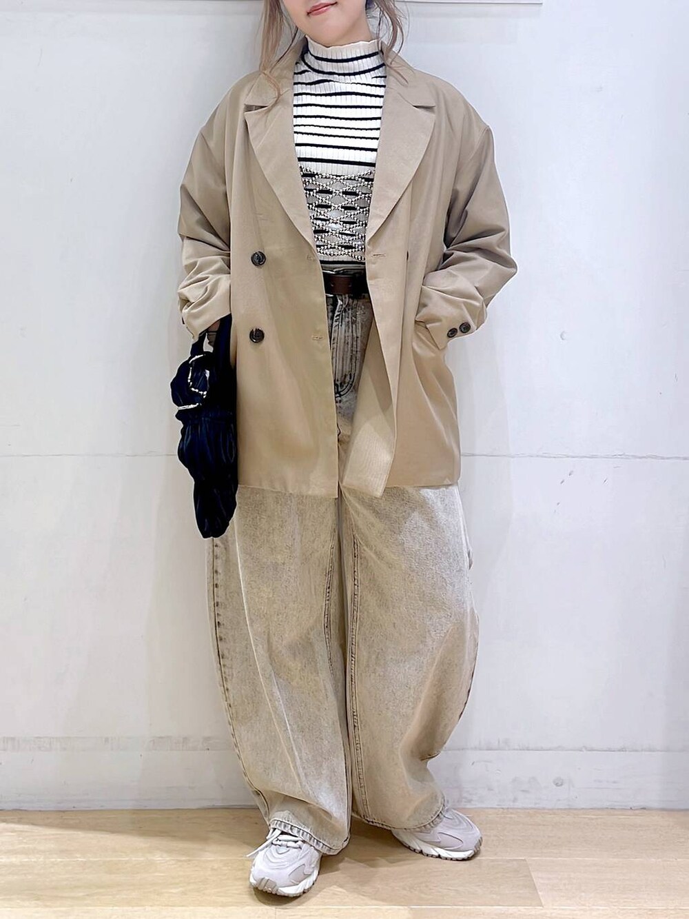 「カジュアル、カジュアルコーデ、楽ちんコーデ、ママコーデ、秋服準備はじめました、ジャケット、ニット、デニムパンツ、ビスチェ、スニーカー、低身長、着痩せ・細見え、体型カバー、秋コーデ、秋冬新作」｜「NEW BALANCEの【new balance（ニューバランス)】ML725(WOMEN)（スニーカー、グレー系）」を使った、ヨシピーさん（レディース・154cm）の秋コーディネートの3枚目の写真