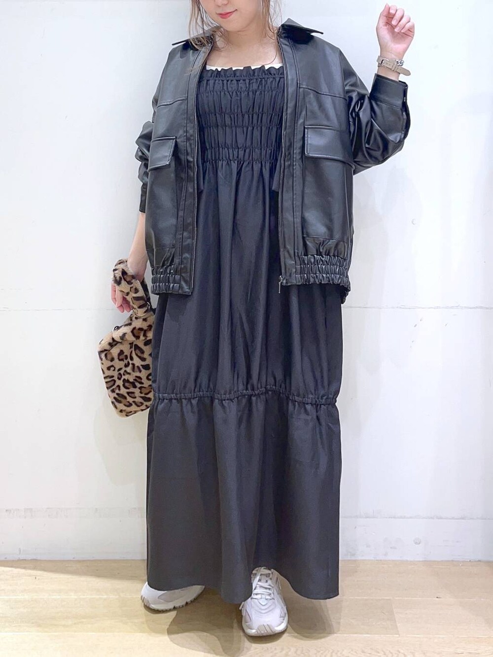 「カジュアル、フェミニン、秋コーデ、秋冬新作、秋服準備はじめました、ママコーデ、楽ちんコーデ、低身長、着痩せ・細見え、体型カバー、ワンピース、レザー、ジャケット、アウター」｜「NEW BALANCEの【new balance（ニューバランス)】ML725(WOMEN)（スニーカー、グレー系）」を使った、ヨシピーさん（レディース・154cm）の秋コーディネートの6枚目の写真