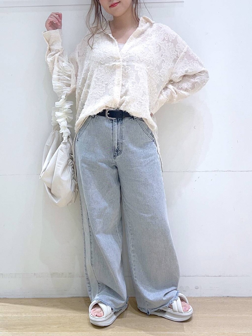 「低身長、着痩せ・細見え、デニムパンツ、シャツ、楽ちんコーデ、カジュアル、体型カバー、秋コーデ、秋服準備はじめました、ママコーデ」｜「LAKOLEのサイドラインデニムパンツ / 124570（デニムパンツ、ブルー系）」を使った、ヨシピーさん（レディース・154cm）の秋コーディネートの3枚目の写真