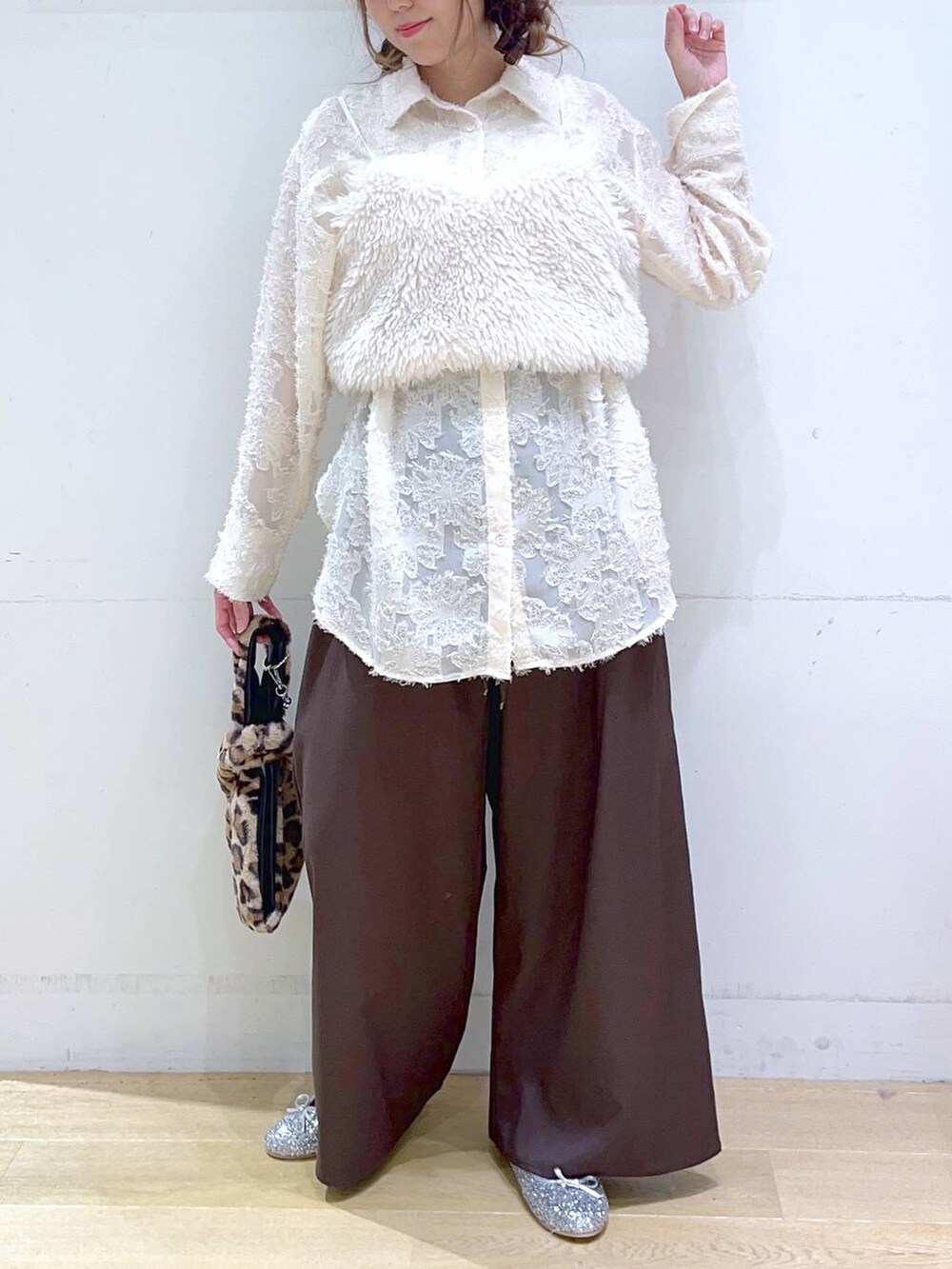 「低身長、着痩せ・細見え、体型カバー、ビスチェ、秋コーデ、秋冬新作、秋服準備はじめました、シャツ、ブラウス、ワイドパンツ、カジュアル、フェミニン、楽ちんコーデ、ママコーデ」｜「LAKOLEのシープファービスチェ / 129629（ベスト、ホワイト系）」を使った、ヨシピーさん（レディース・154cm）の秋コーディネートの4枚目の写真