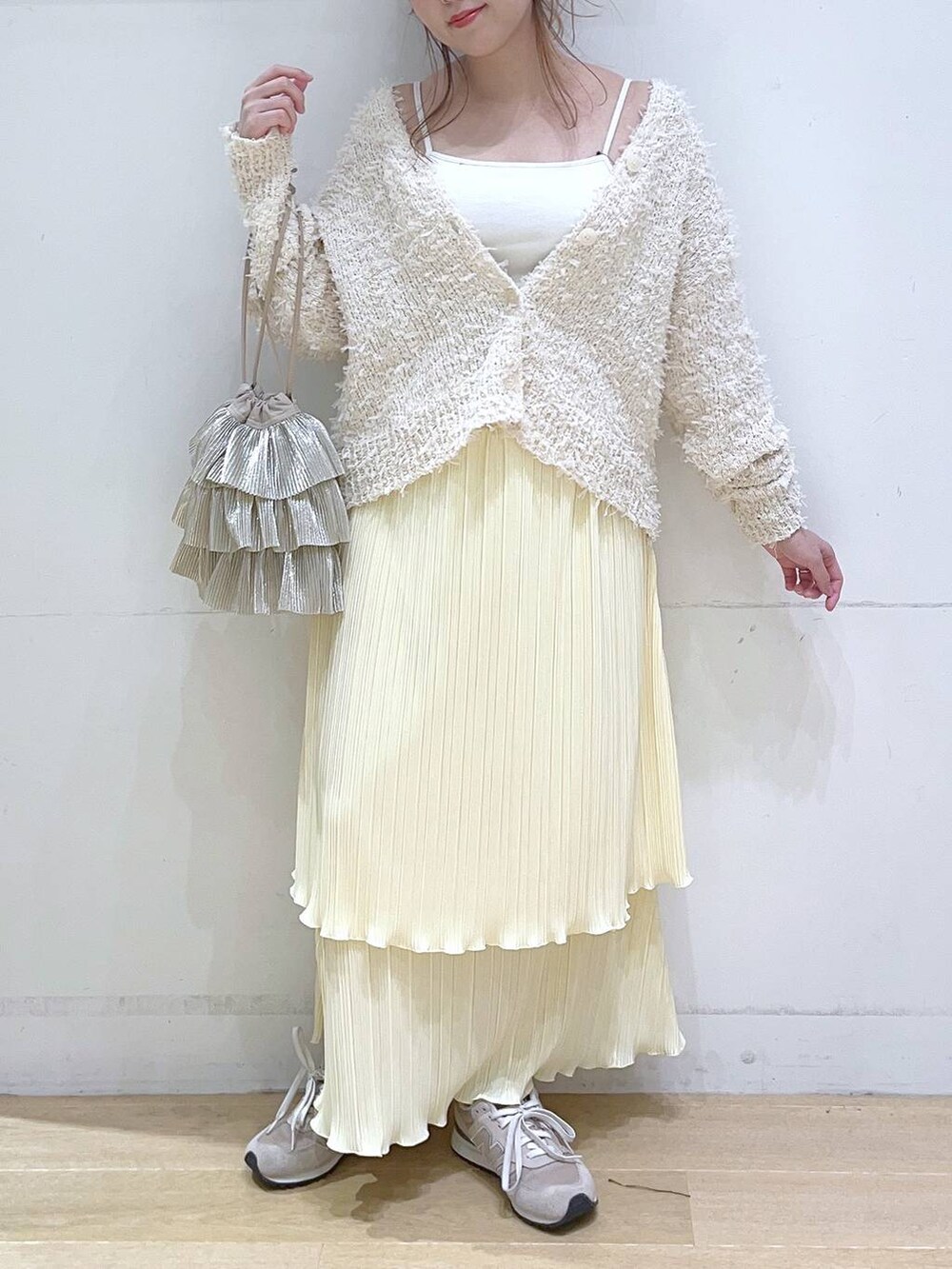 「低身長、着痩せ・細見え、体型カバー、春色、春コーデ、春服みてみて、カーディガン、スカート、デートコーデ、フェミニン」｜「LAKOLEのスクエアネックカップキャミ / 106663（キャミソール、ホワイト系）」を使った、ヨシピーさん（レディース・154cm）の冬コーディネートの8枚目の写真