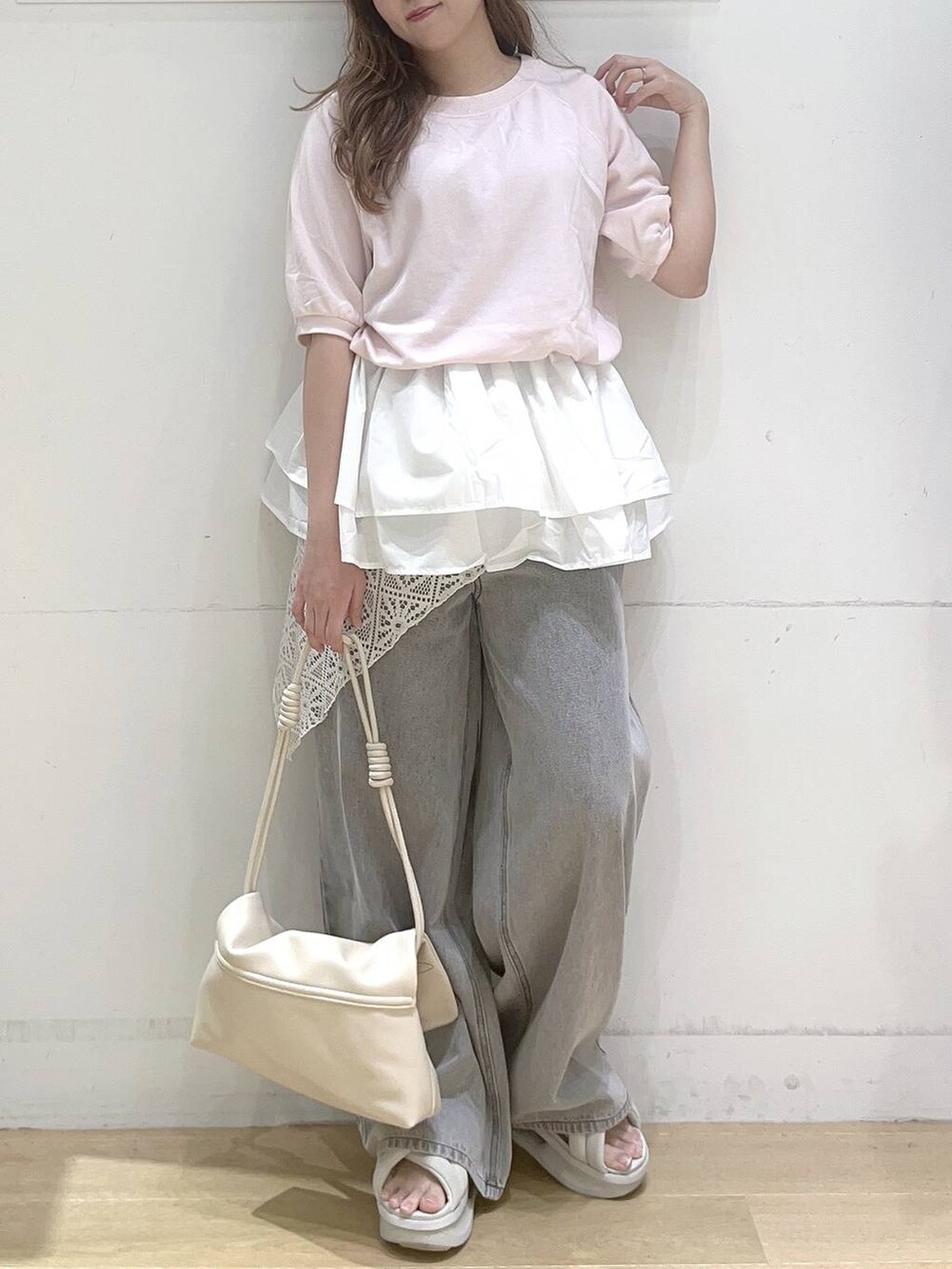 ホワイト系のショルダーバッグ、ホワイト系のバンダナ/スカーフを着用したレディースの夏コーディネートの3枚目の写真