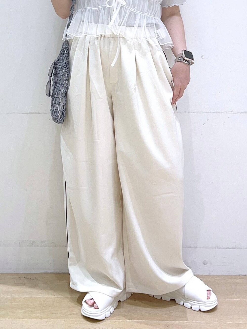 ホワイト系のサンダル、ホワイト系のキャミソール、グレー系のショルダーバッグを着用したレディースの夏コーディネートの7枚目の写真