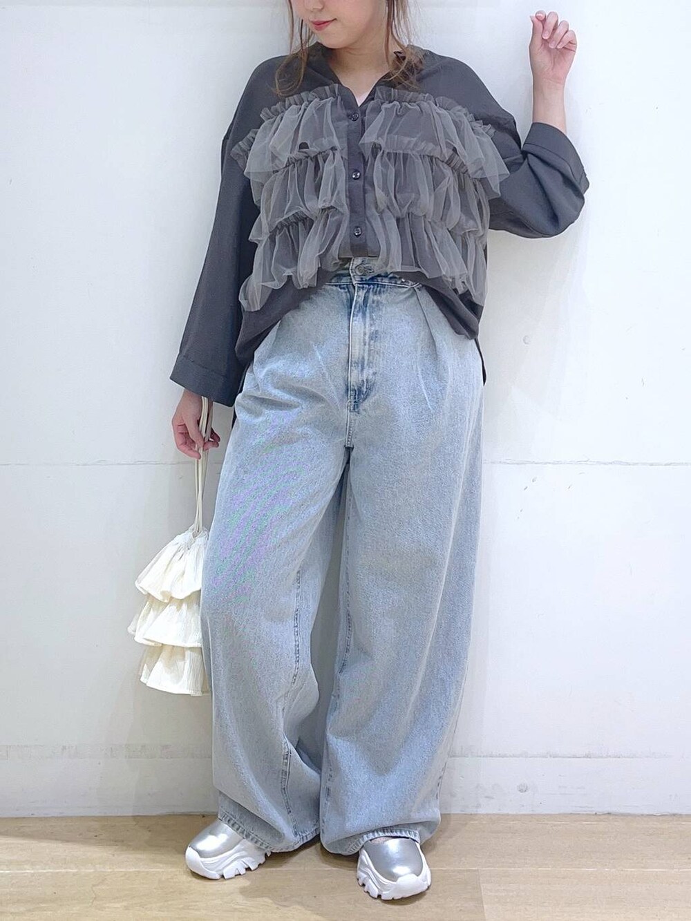 「低身長、着痩せ・細見え、体型カバー、ワイドパンツ、デニムパンツ、シャツ、ブラウス、フェミニン、カジュアル」｜「LAKOLEのウエストフックデニムパンツ / 120686（デニムパンツ、ブルー系）」を使った、ヨシピーさん（レディース・154cm）の夏コーディネートの9枚目の写真