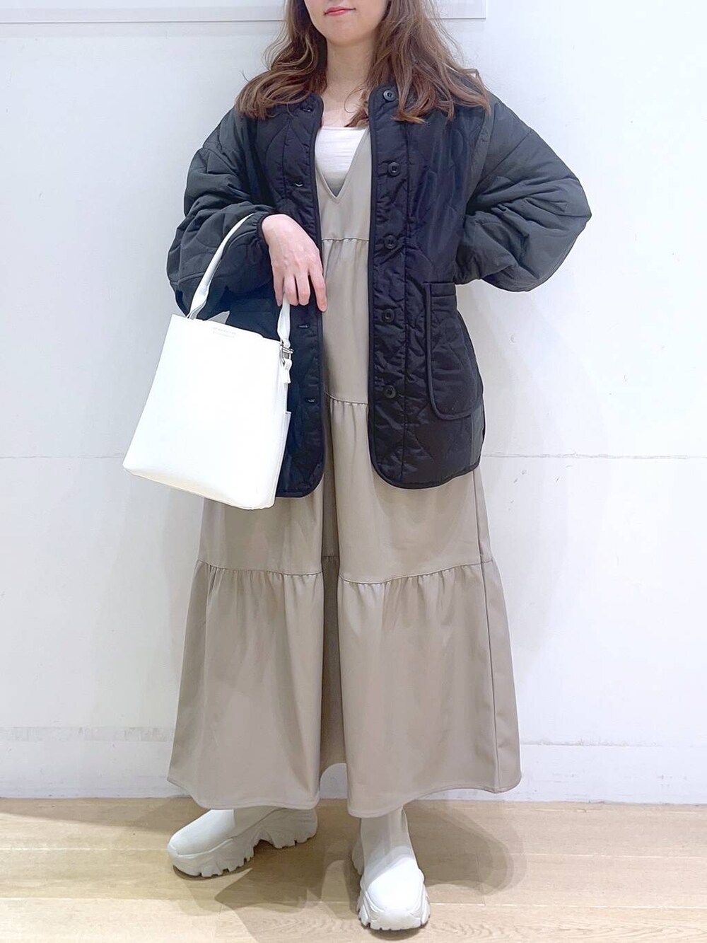 「低身長、着痩せ・細見え、体型カバー、アウター、冬コーデ、冬アウター、ワンピース、カジュアル、カジュアルコーデ、フェミニン、ブーツ、ママコーデ、楽ちんコーデ」｜「LAKOLEのバイカラーキルティングブルゾン / 132257（ブルゾン、ブラック系）」を使った、ヨシピーさん（レディース・154cm）の秋コーディネートの2枚目の写真
