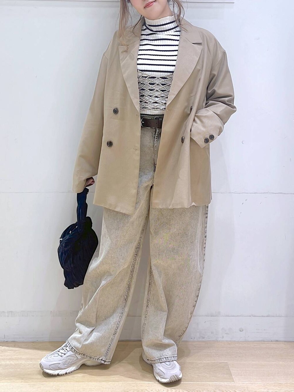 「カジュアル、カジュアルコーデ、楽ちんコーデ、ママコーデ、秋服準備はじめました、ジャケット、ニット、デニムパンツ、ビスチェ、スニーカー、低身長、着痩せ・細見え、体型カバー、秋コーデ、秋冬新作」｜「NEW BALANCEの【new balance（ニューバランス)】ML725(WOMEN)（スニーカー、グレー系）」を使った、ヨシピーさん（レディース・154cm）の秋コーディネートの9枚目の写真