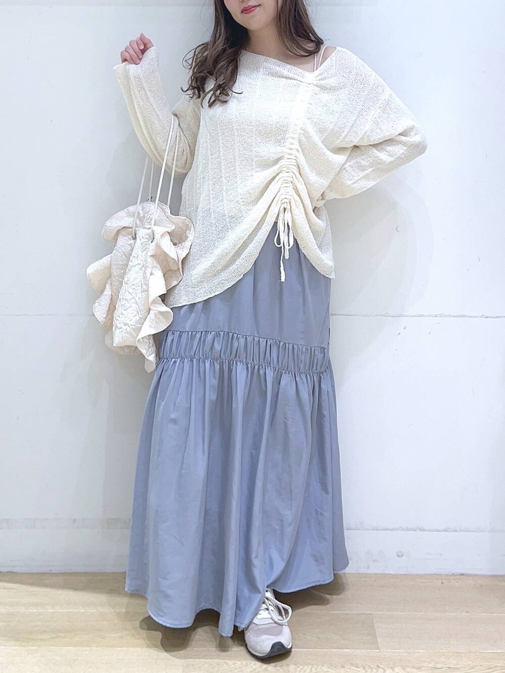 「低身長、着痩せ・細見え、体型カバー、ニット、スカート、春コーデ、春色、春服みてみて、春夏コーデ、フェミニン、カジュアル」｜「LAKOLEのジャガードラッフルボリュームショルダーバッグ / 288655（ショルダーバッグ、ホワイト系）」を使った、ヨシピーさん（レディース・154cm）の冬コーディネートの2枚目の写真