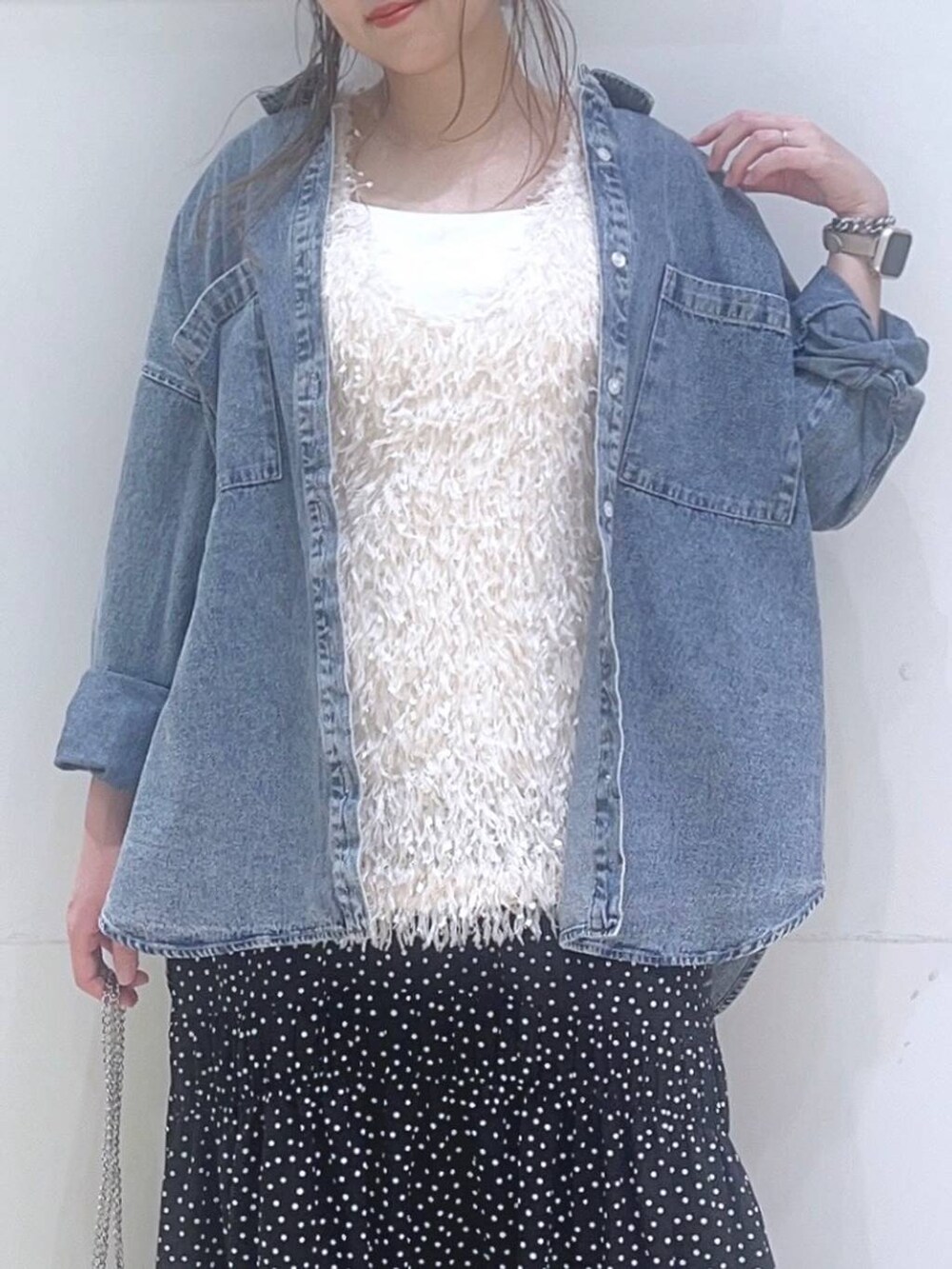 「低身長、着痩せ・細見え、体型カバー、春コーデ、春色、春服みてみて、春夏コーデ、デニムジャケット、ベスト、スカート、カジュアル、カジュアルコーデ、デートコーデ、女子会、ママコーデ」｜「LAKOLEのケミカルウォッシュシャツ長袖 / 140262（シャツ/ブラウス、ブルー系）」を使った、ヨシピーさん（レディース・154cm）の春コーディネートの7枚目の写真