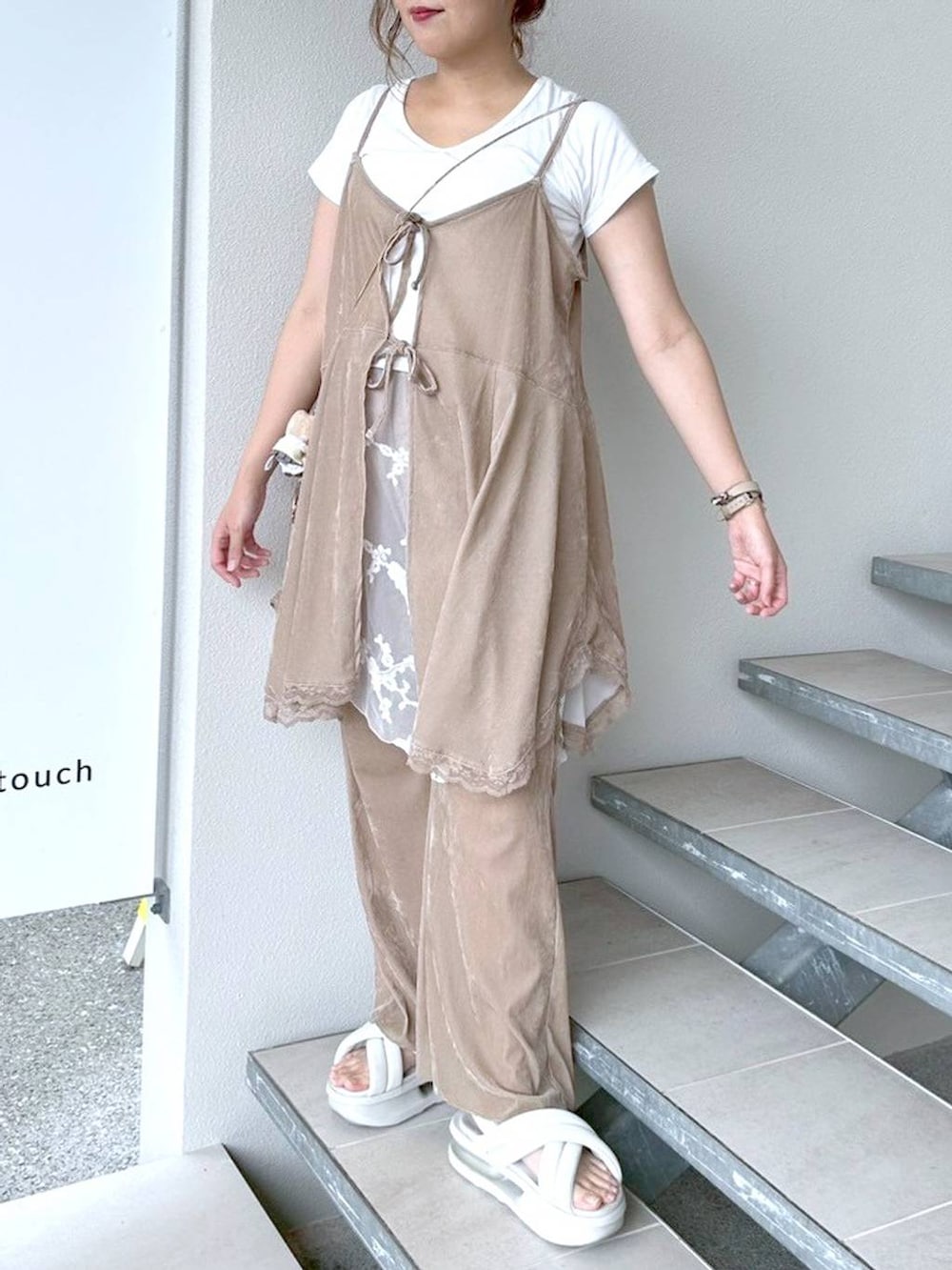 「低身長、着痩せ・細見え、体型カバー、ブランドミックス、キャミソール、ワイドパンツ、セットアップ、ワントーン、ベーシック/シンプル、夏コーデ、カジュアルコーデ、カジュアル、ママコーデ、女子ウケ」｜「LEPSIMの大判レーススカーフ　495476（バンダナ/スカーフ、ホワイト系）」を使った、ヨシピーさん（レディース・154cm）の夏コーディネートの4枚目の写真