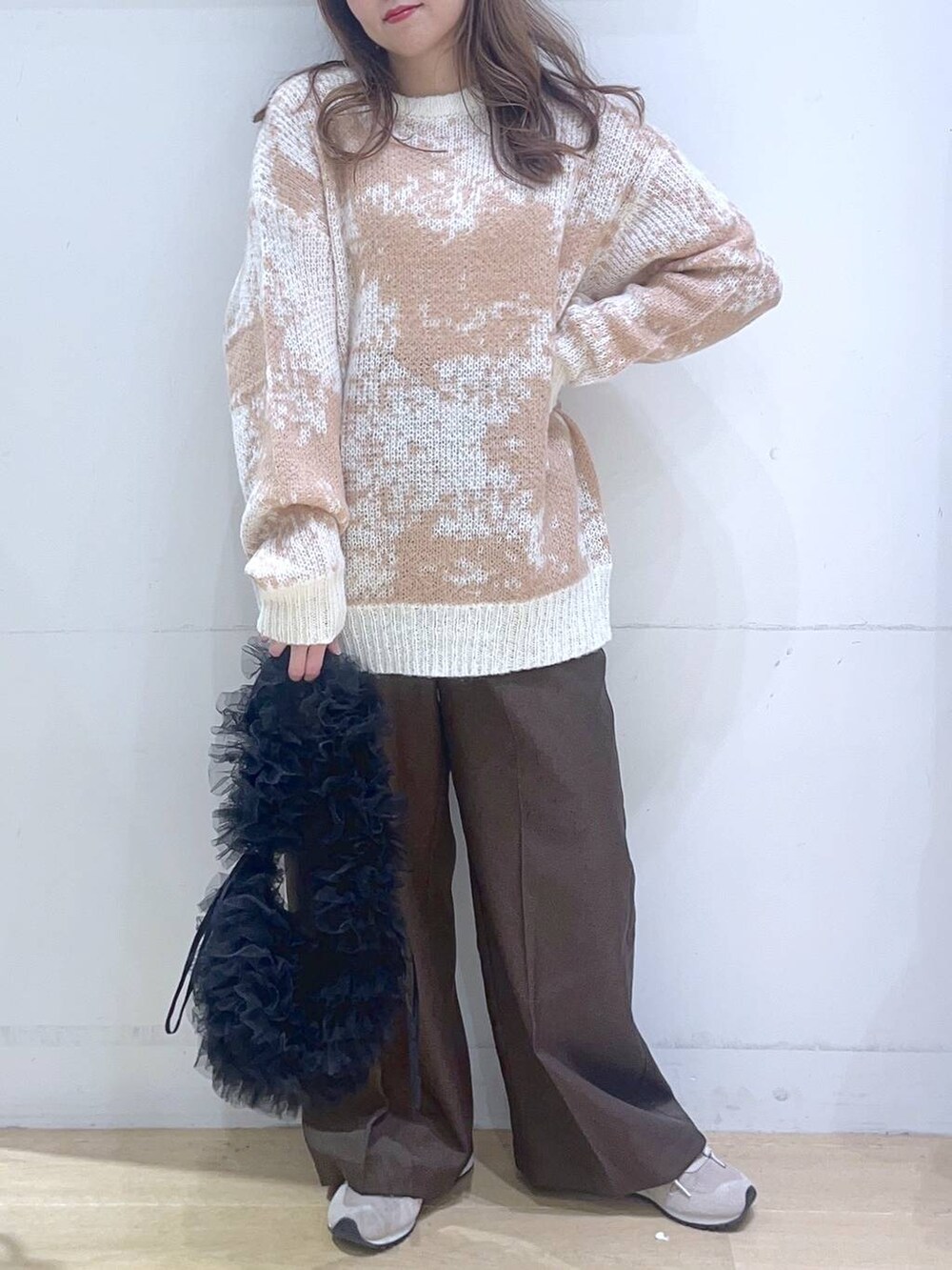 「低身長、着痩せ・細見え、体型カバー、ワイドパンツ、ニット、冬コーデ、カジュアル、カジュアルコーデ、スニーカー」｜「LAKOLEの裏起毛タックイージーパンツ / 248323（その他パンツ、ブラウン系）」を使った、ヨシピーさん（レディース・154cm）の冬コーディネートの2枚目の写真